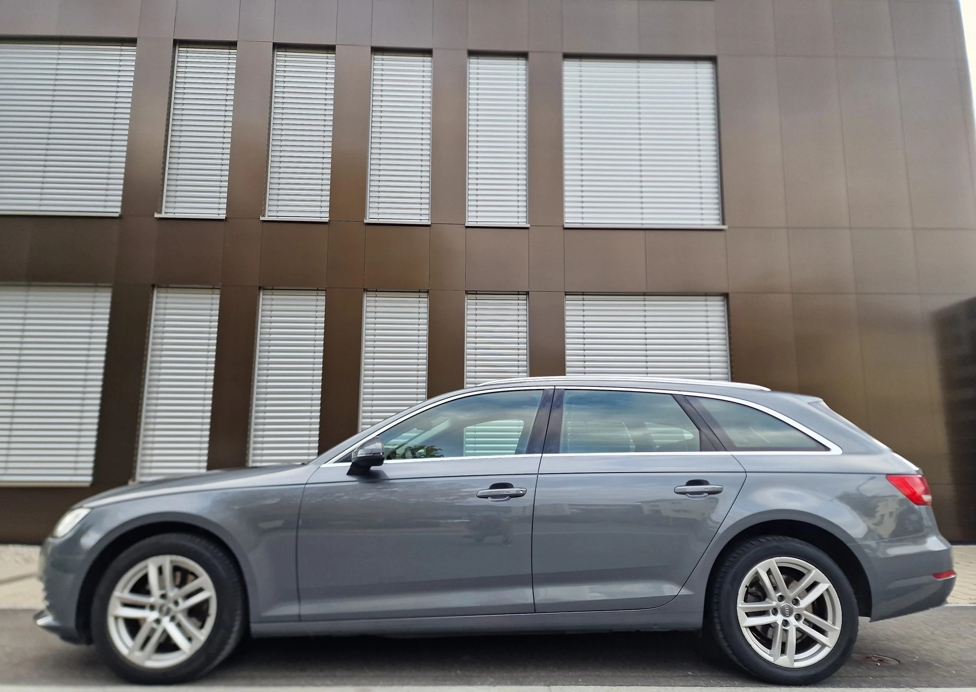 AUDI A4 Avant 2.0 TDI Design S-tronic-image-2