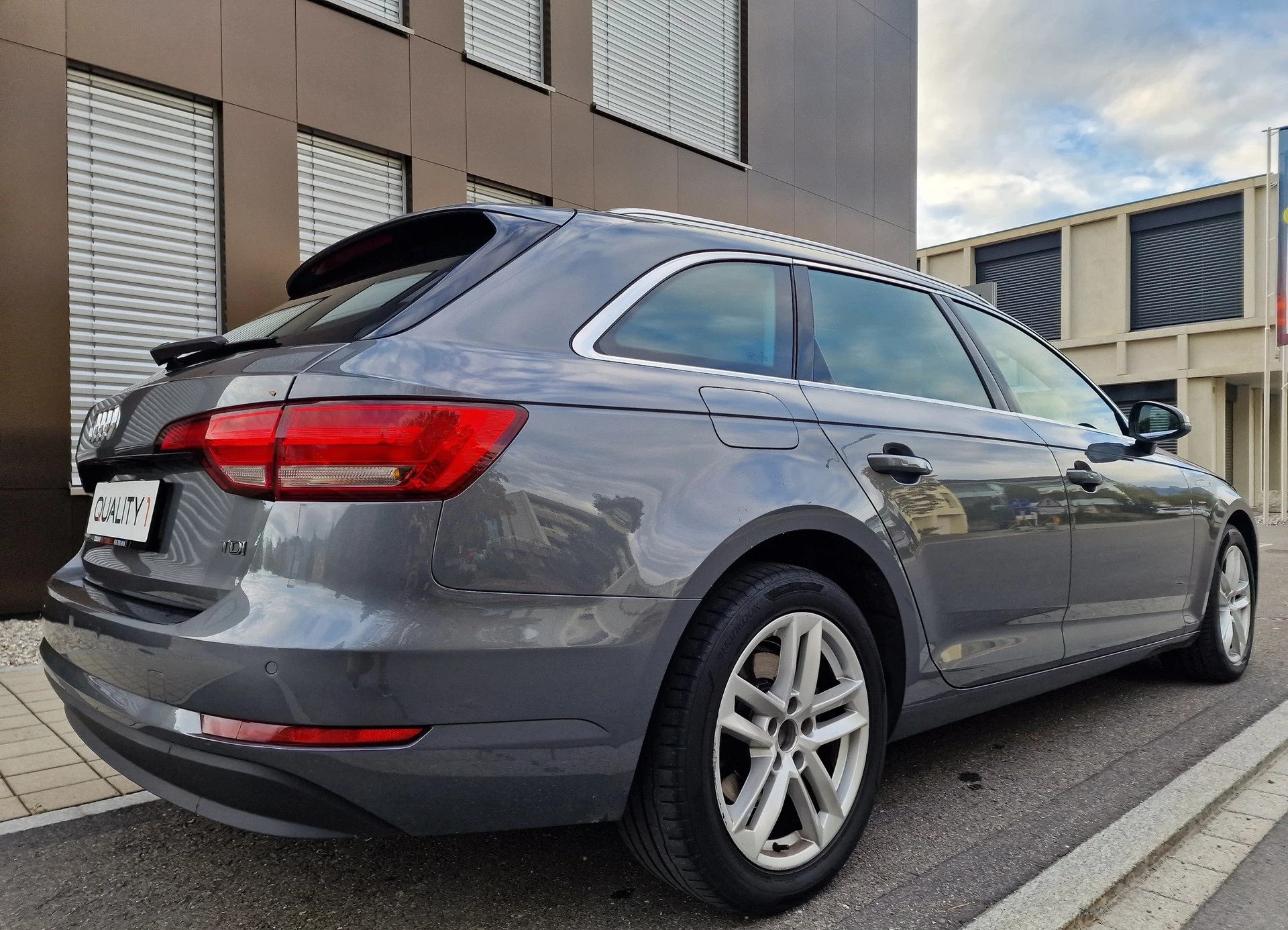 AUDI A4 Avant 2.0 TDI Design S-tronic-image-7