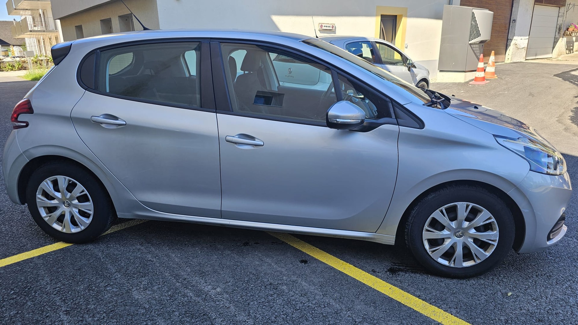 PEUGEOT 208 1.6 BlueHDi Active-image-2