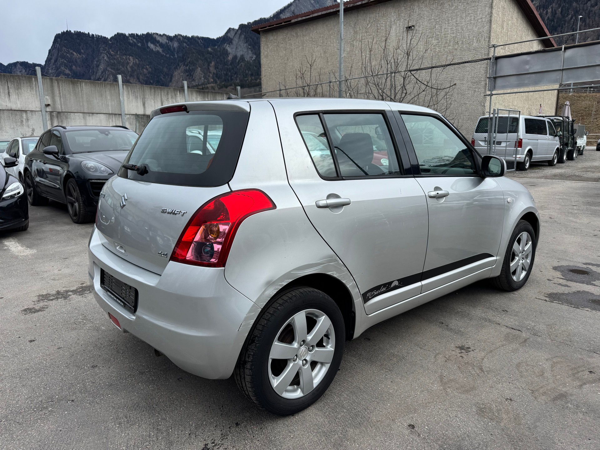 SUZUKI Swift 1.3i 16V GL Top Piz Sulai LE 4x4-image-3