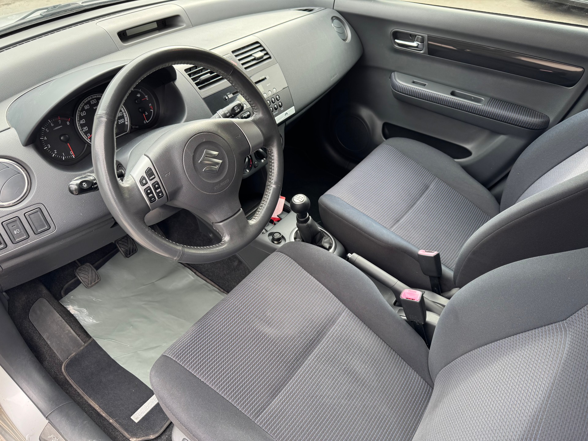 SUZUKI Swift 1.3i 16V GL Top Piz Sulai LE 4x4-image-10