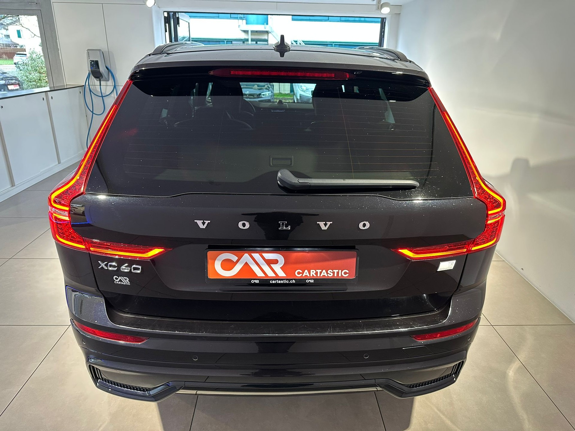 VOLVO XC60 T8 eAWD Ultimate Dark-image-3