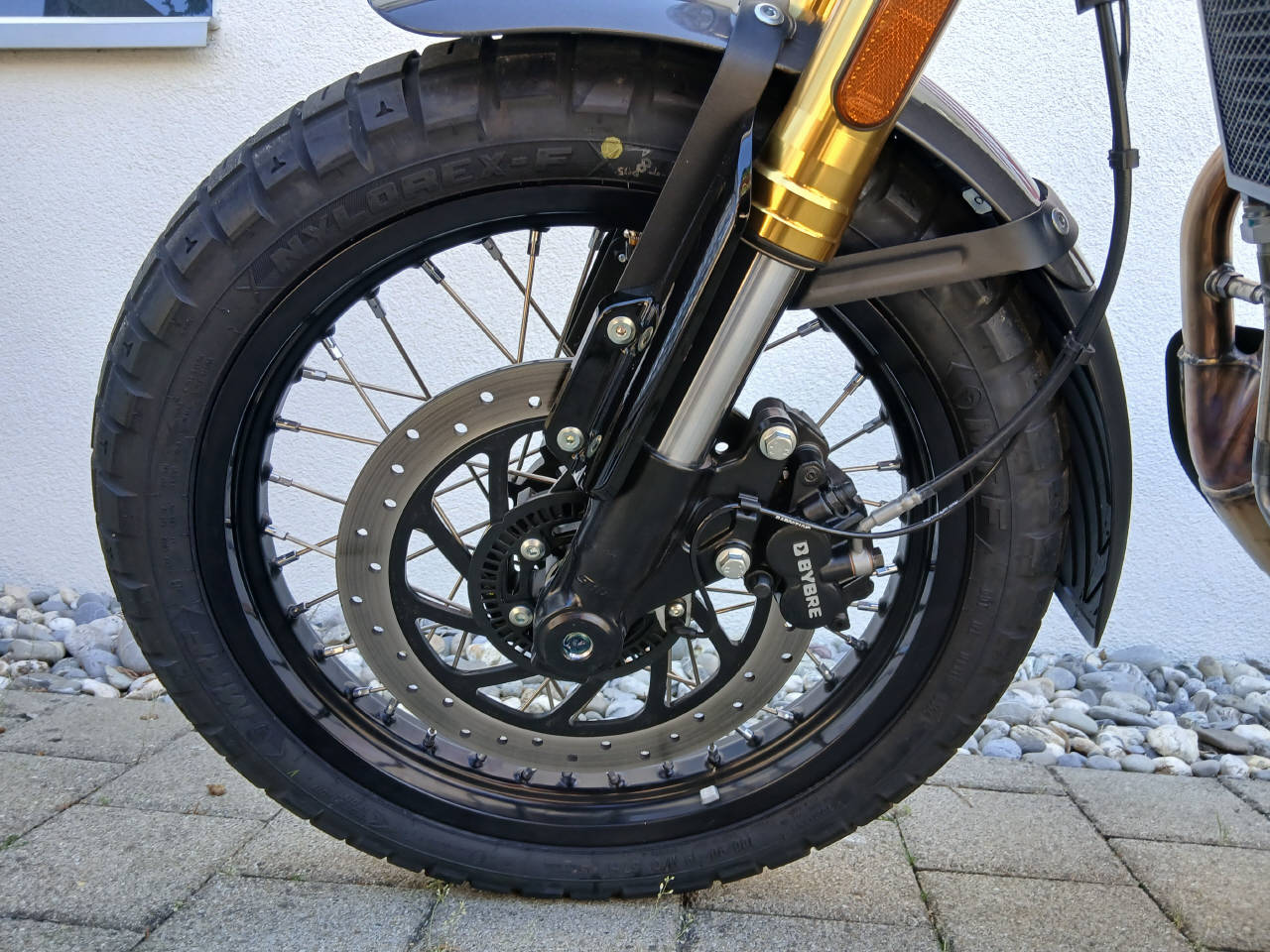 ROYAL ENFIELD Bear 650 Mid-showroom-element-2