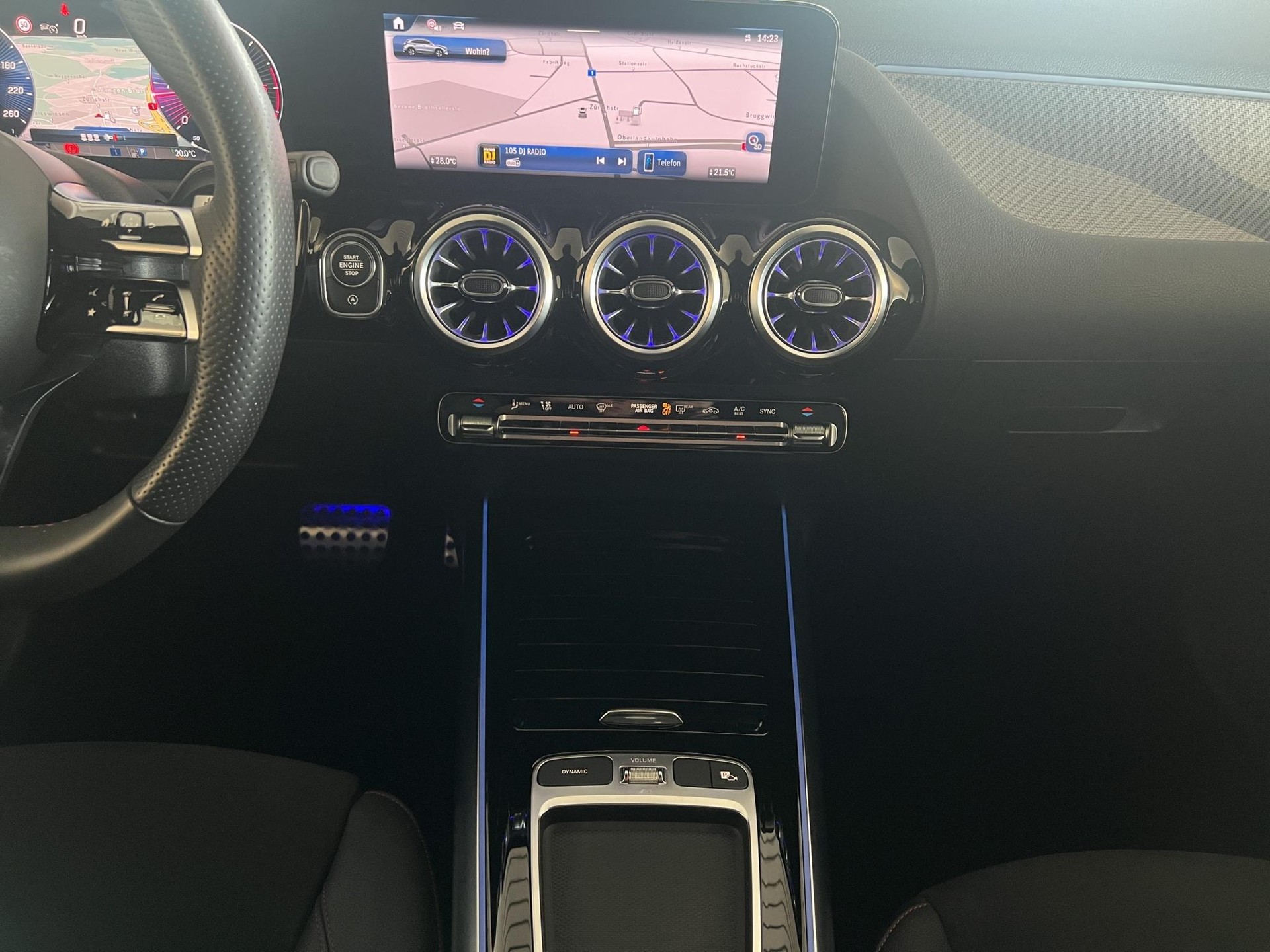 MERCEDES-BENZ GLA 200 d AMG Line-image-15