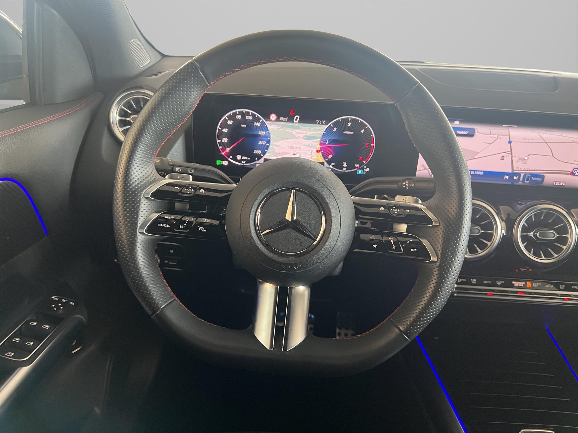 MERCEDES-BENZ GLA 200 d AMG Line-image-13