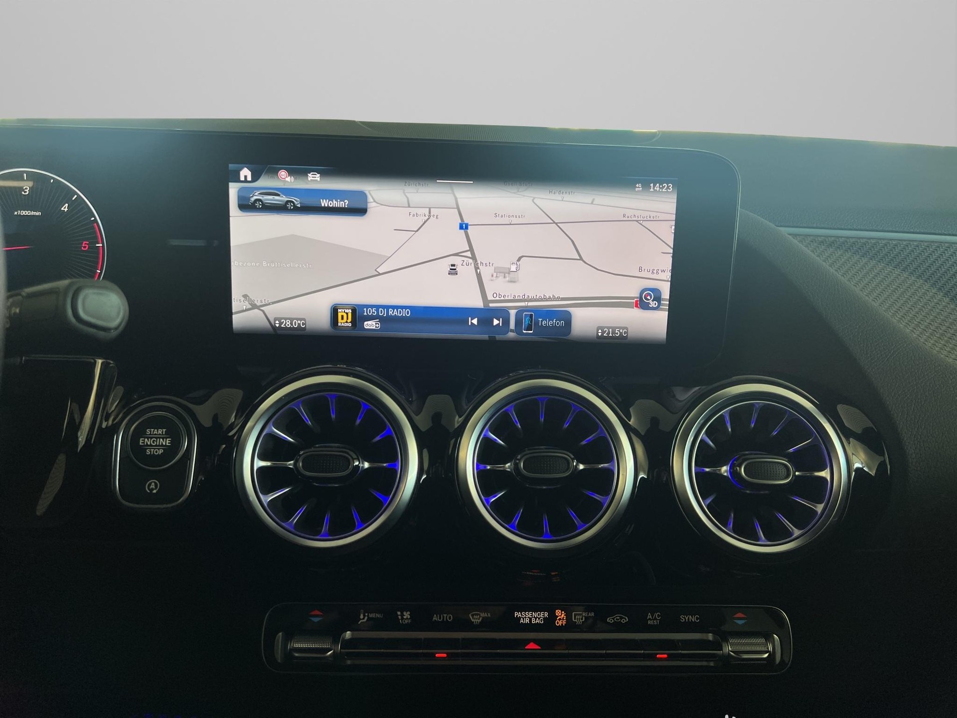 MERCEDES-BENZ GLA 200 d AMG Line-image-14