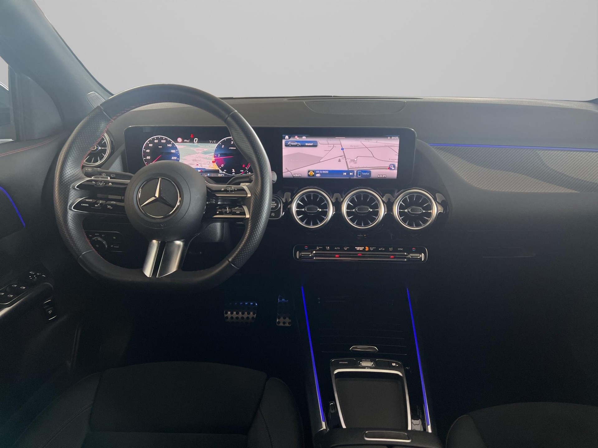 MERCEDES-BENZ GLA 200 d AMG Line-image-12