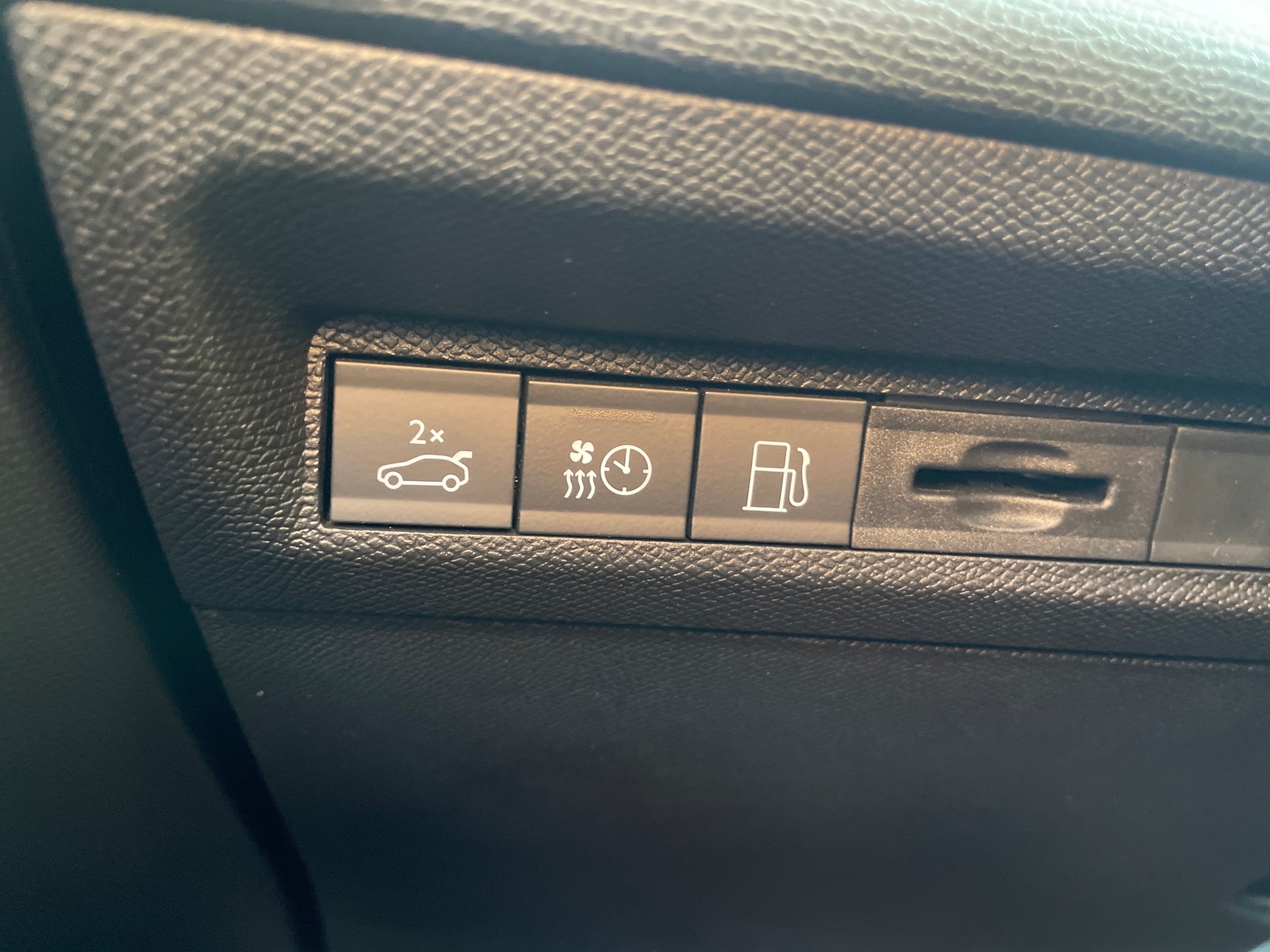 PEUGEOT 408 1.6 PHEV 225 GT-image-18