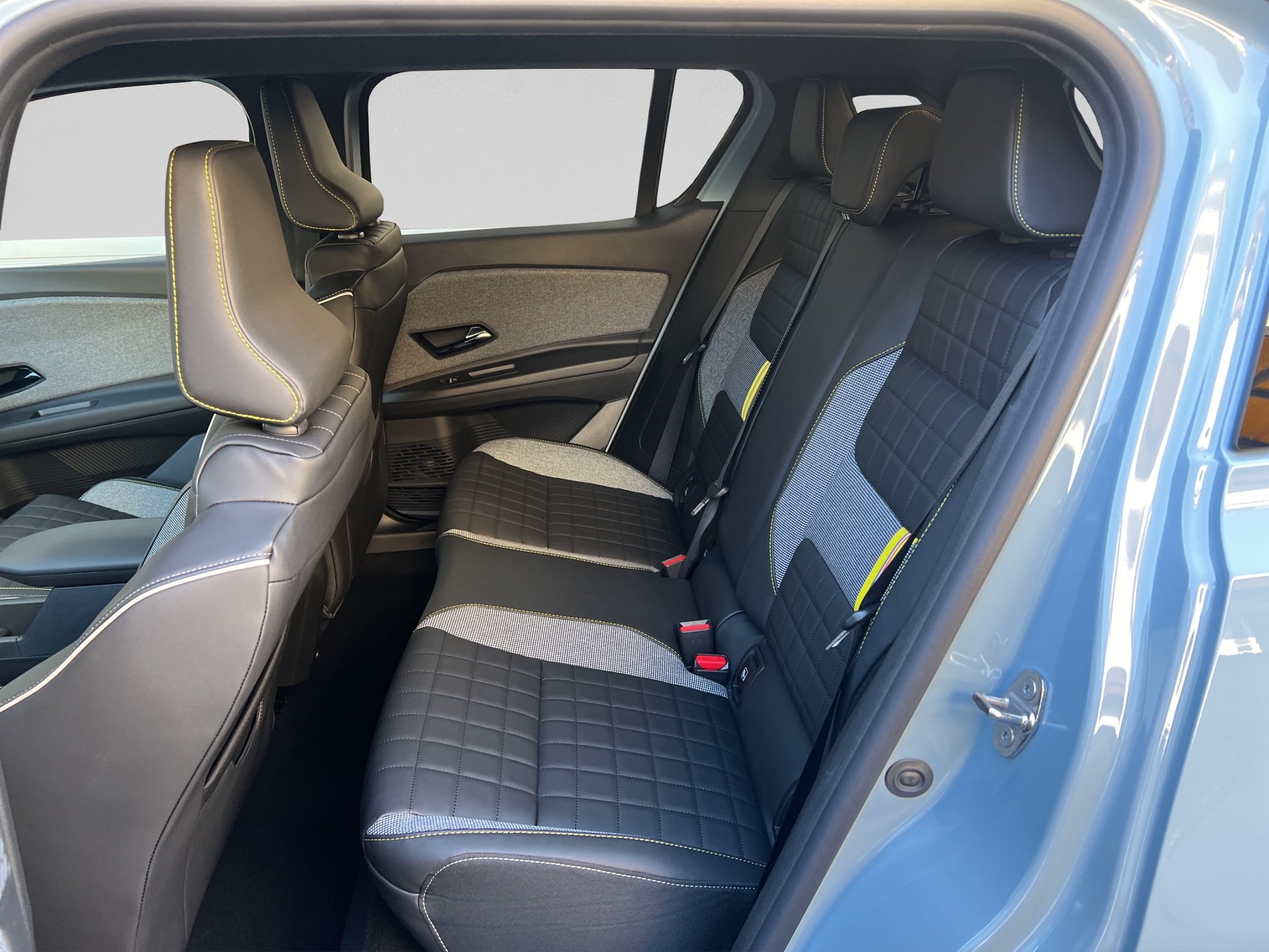 RENAULT R4 E-Tech Comfort Range 52 kWh Iconic-image-8