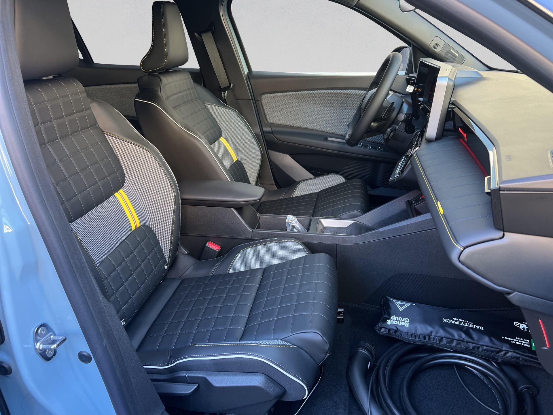 RENAULT R4 E-Tech Comfort Range 52 kWh Iconic-image-7