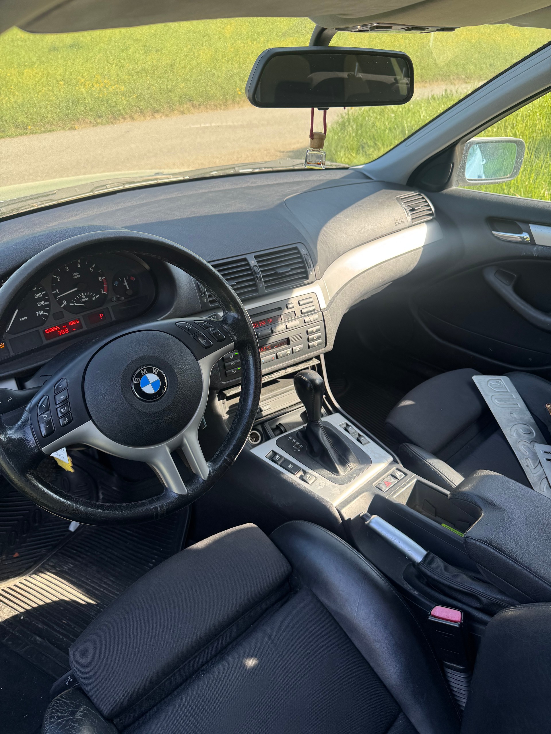 BMW 325xi Touring-image-4