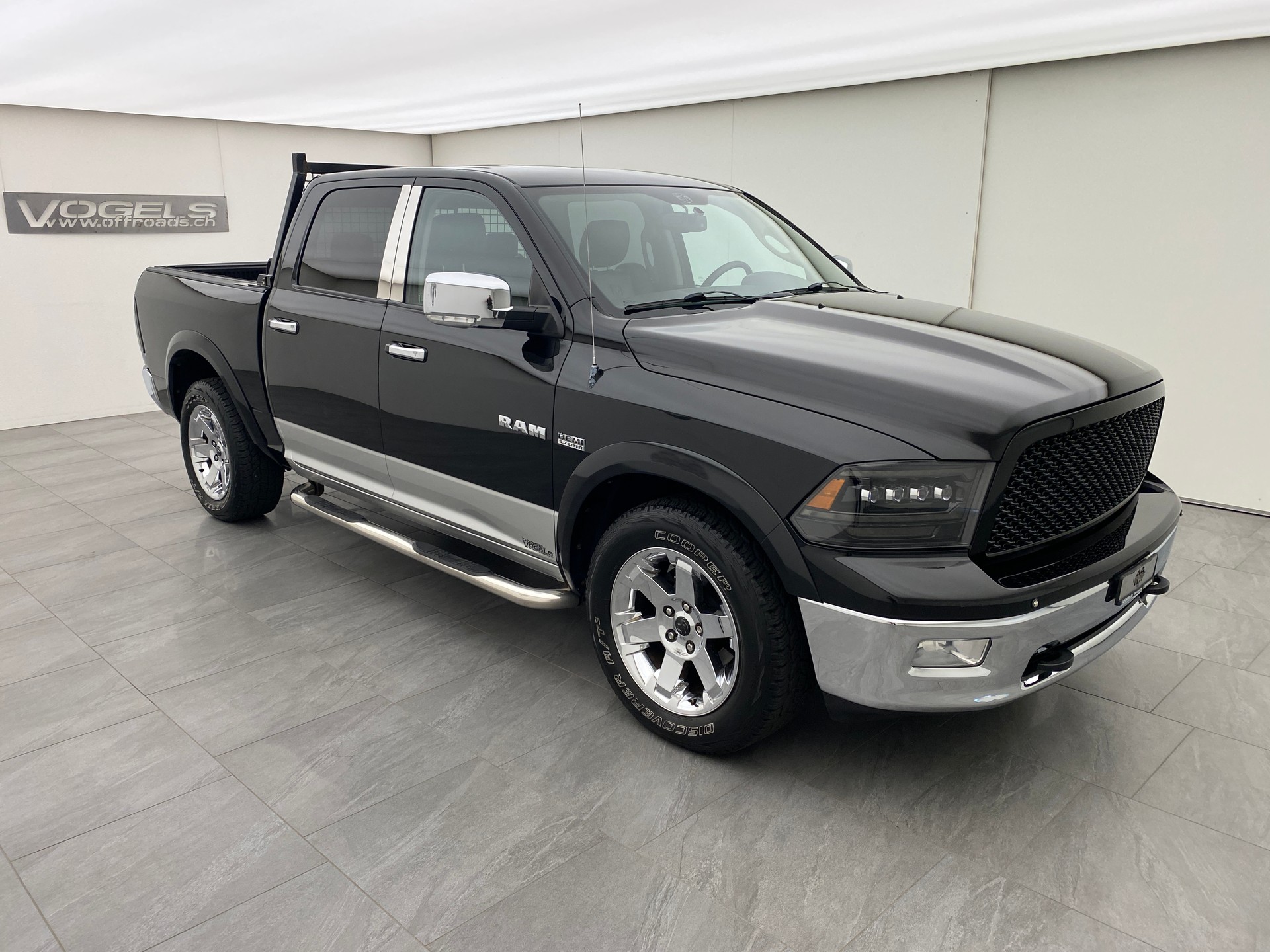 DODGE Ram 1500 5.7 Laramie Crew Cab-showroom-element-2