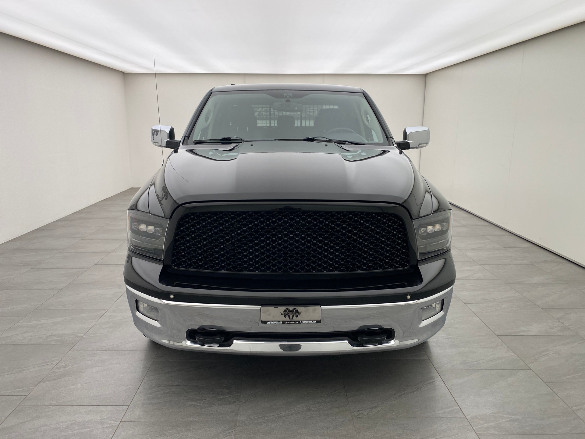 DODGE Ram 1500 5.7 Laramie Crew Cab-showroom-element-1