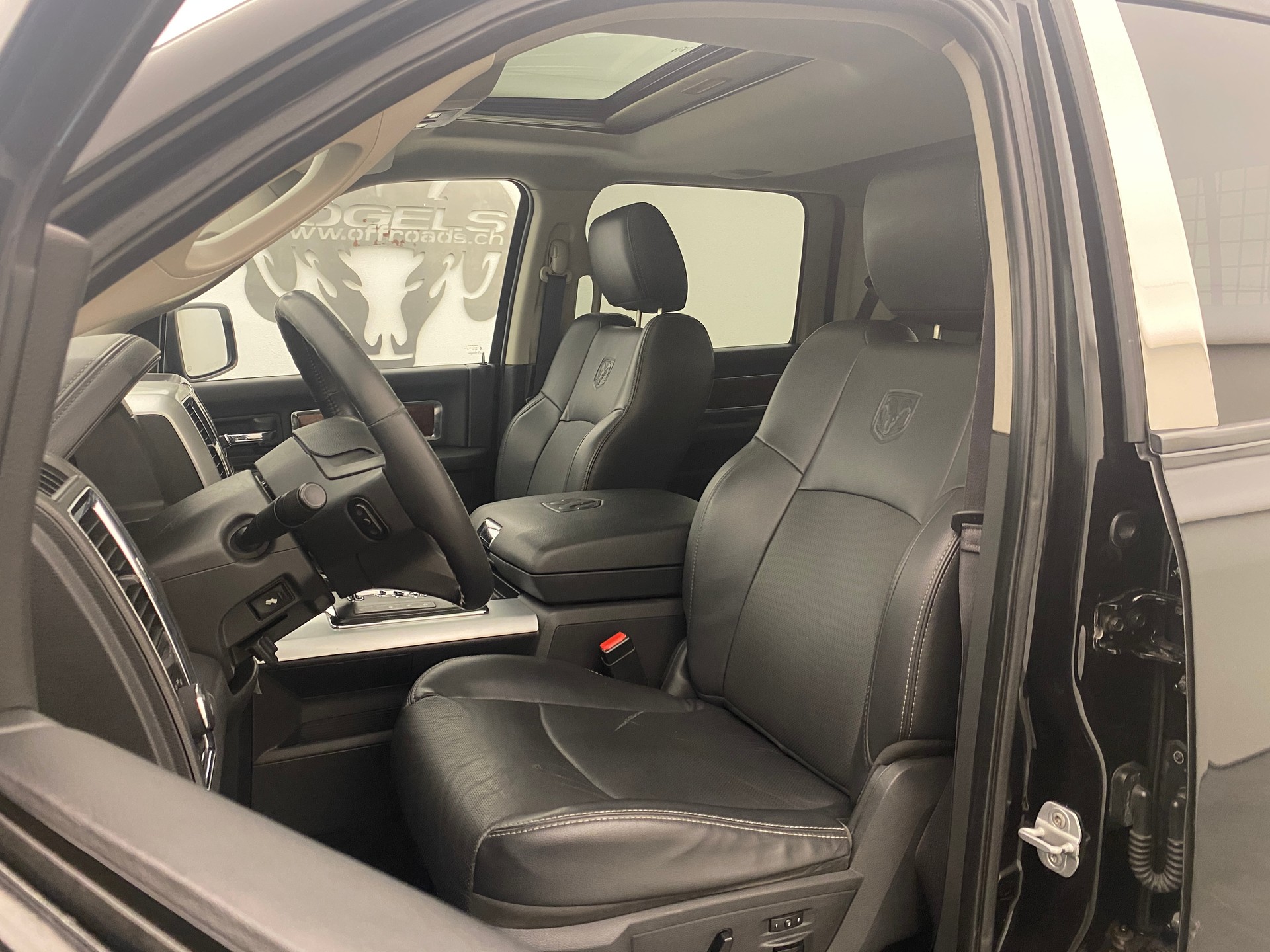 DODGE Ram 1500 5.7 Laramie Crew Cab-image-8