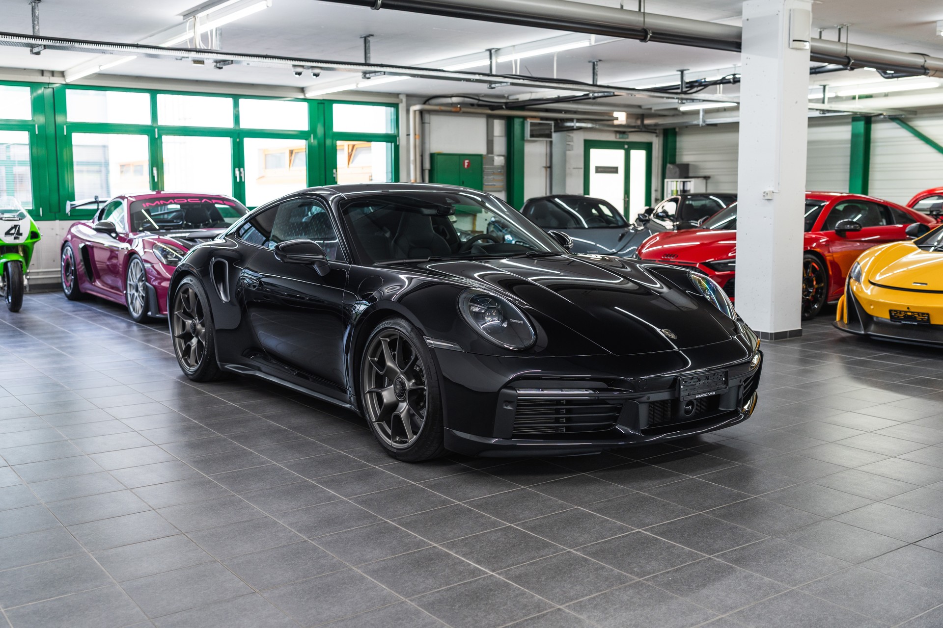PORSCHE 911 Turbo 50 Jahre-showroom-element-2