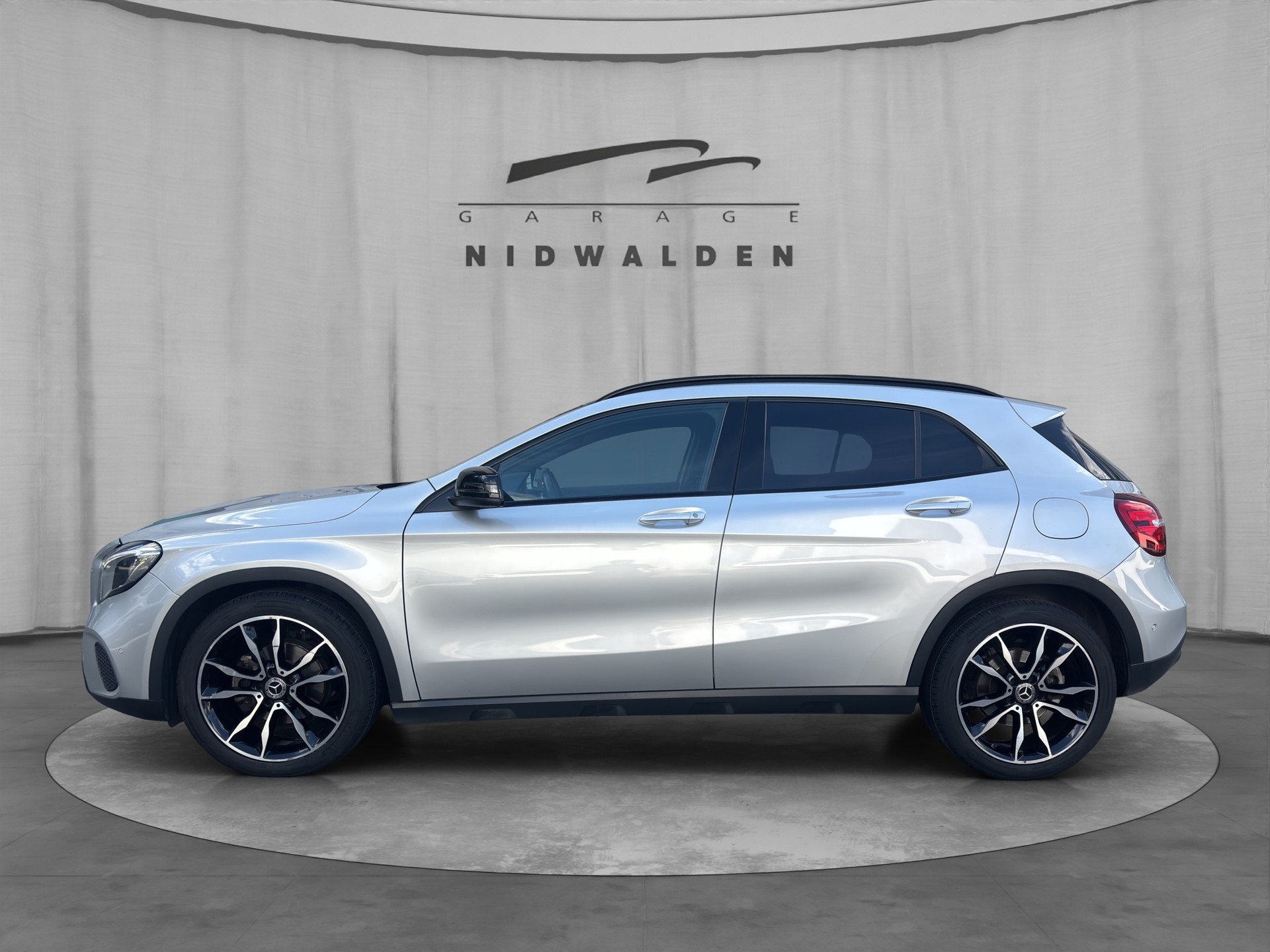 MERCEDES-BENZ GLA 220 d Urban 4Matic 7G-DCT-image-2