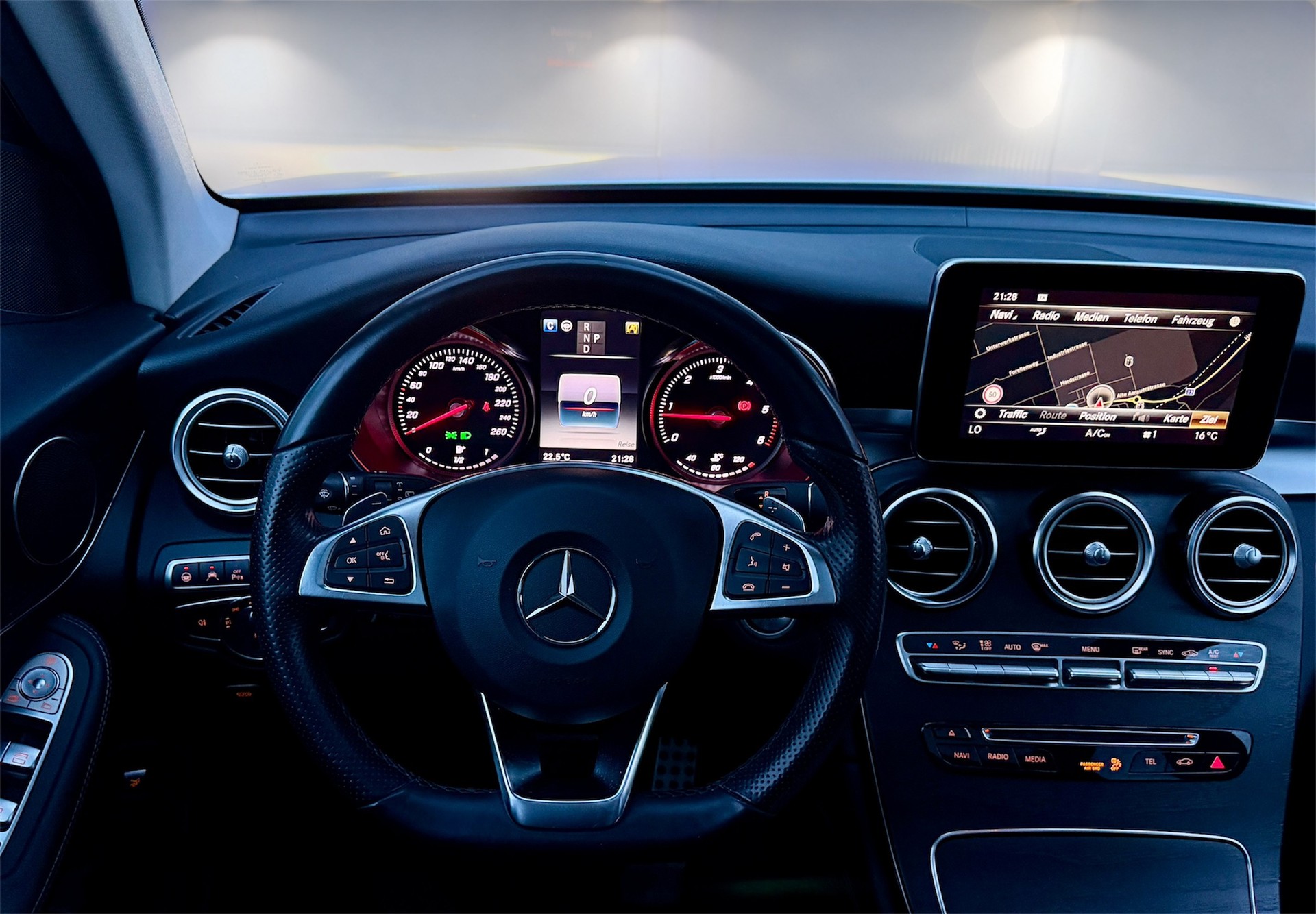 MERCEDES-BENZ GLC 250 d AMG Line 4Matic 9G-Tronic-image-10