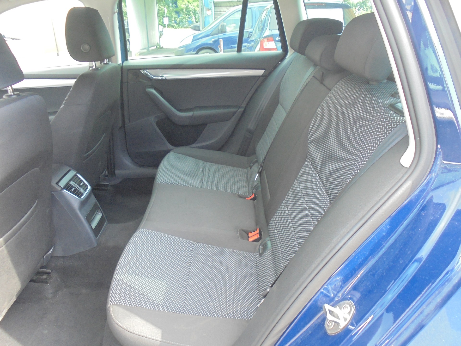 SKODA Octavia Combi 1.6 TDI Ambition 4x4-image-9