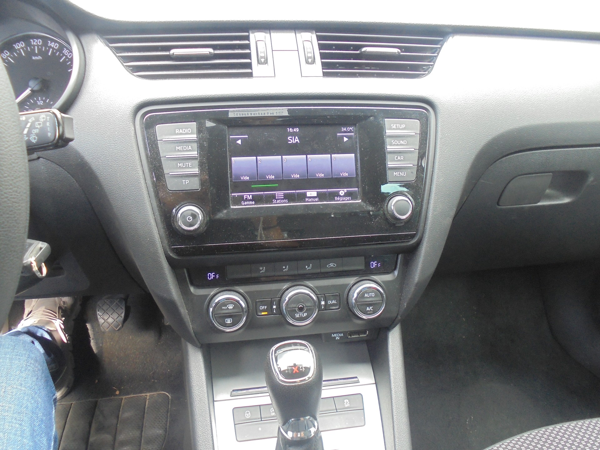 SKODA Octavia Combi 1.6 TDI Ambition 4x4-image-6
