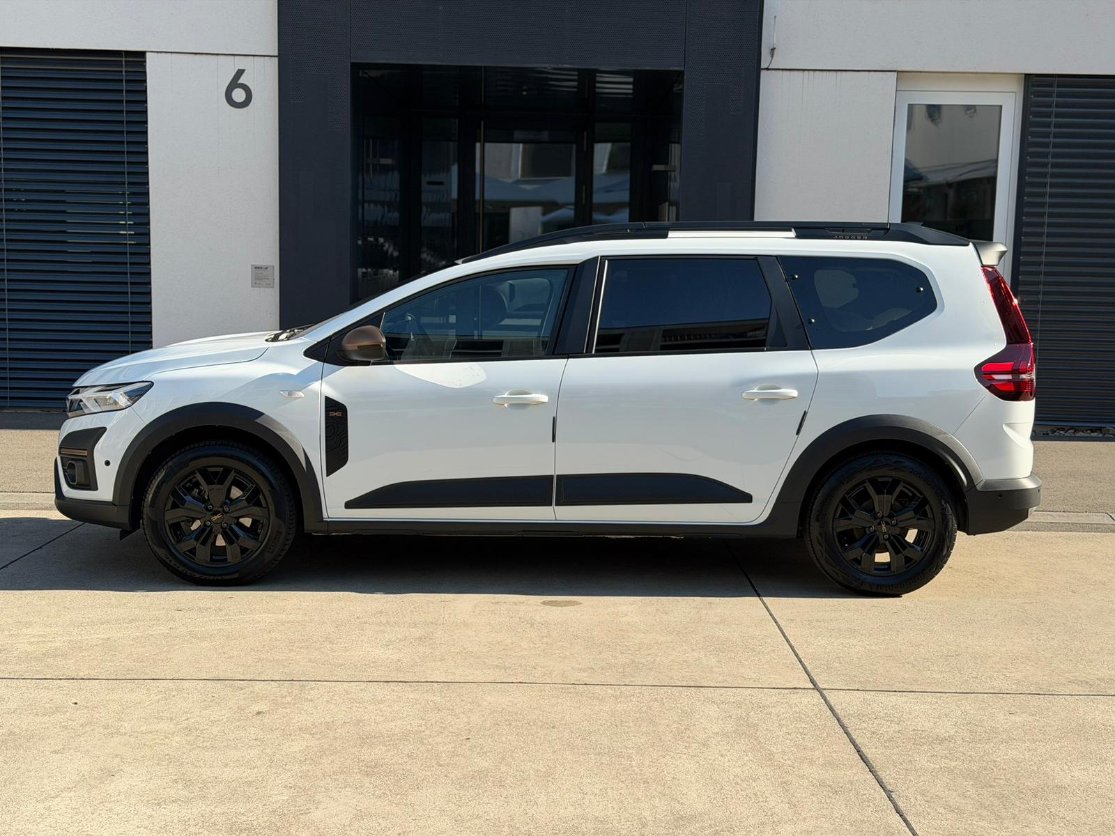 DACIA Jogger HEV 140 Extreme-showroom-element-1
