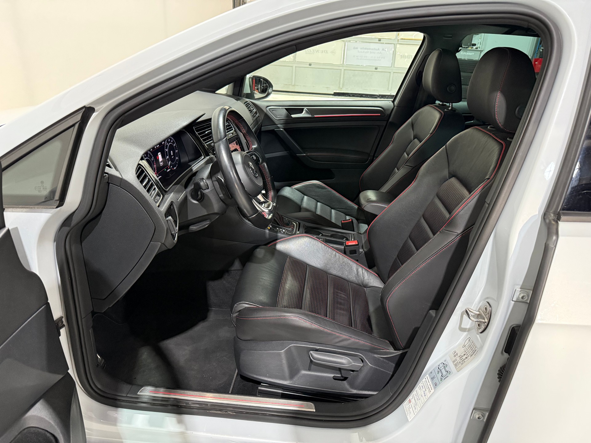 VW Golf 2.0 TSI GTI Performance DSG (CH Fahrzeug)-image-12