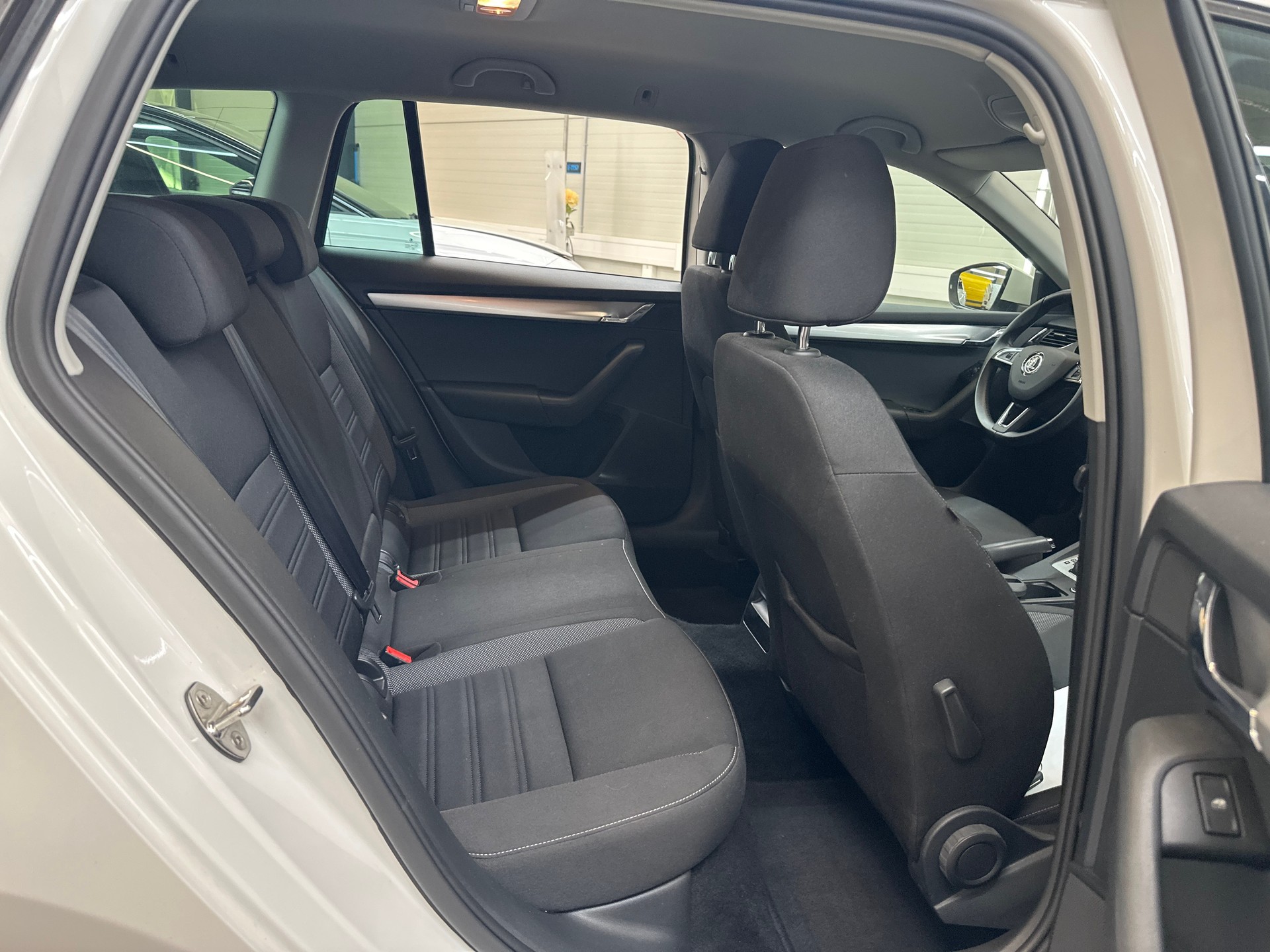 SKODA Octavia Combi 2.0 TDI Ambition DSG-image-11