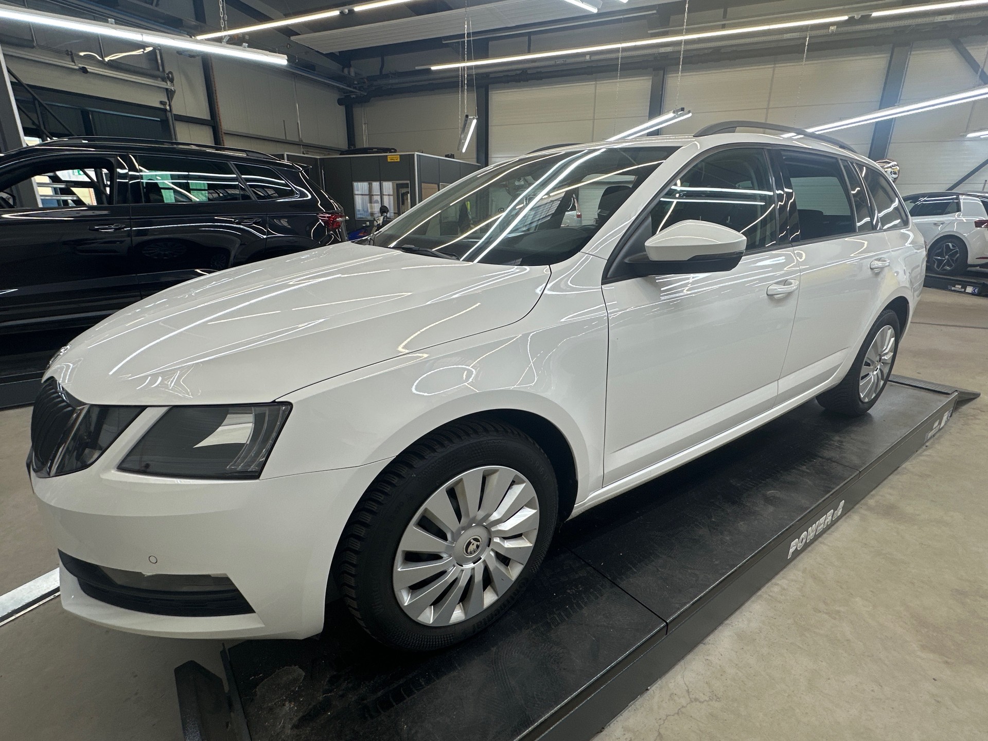 SKODA Octavia Combi 2.0 TDI Ambition DSG-image-0