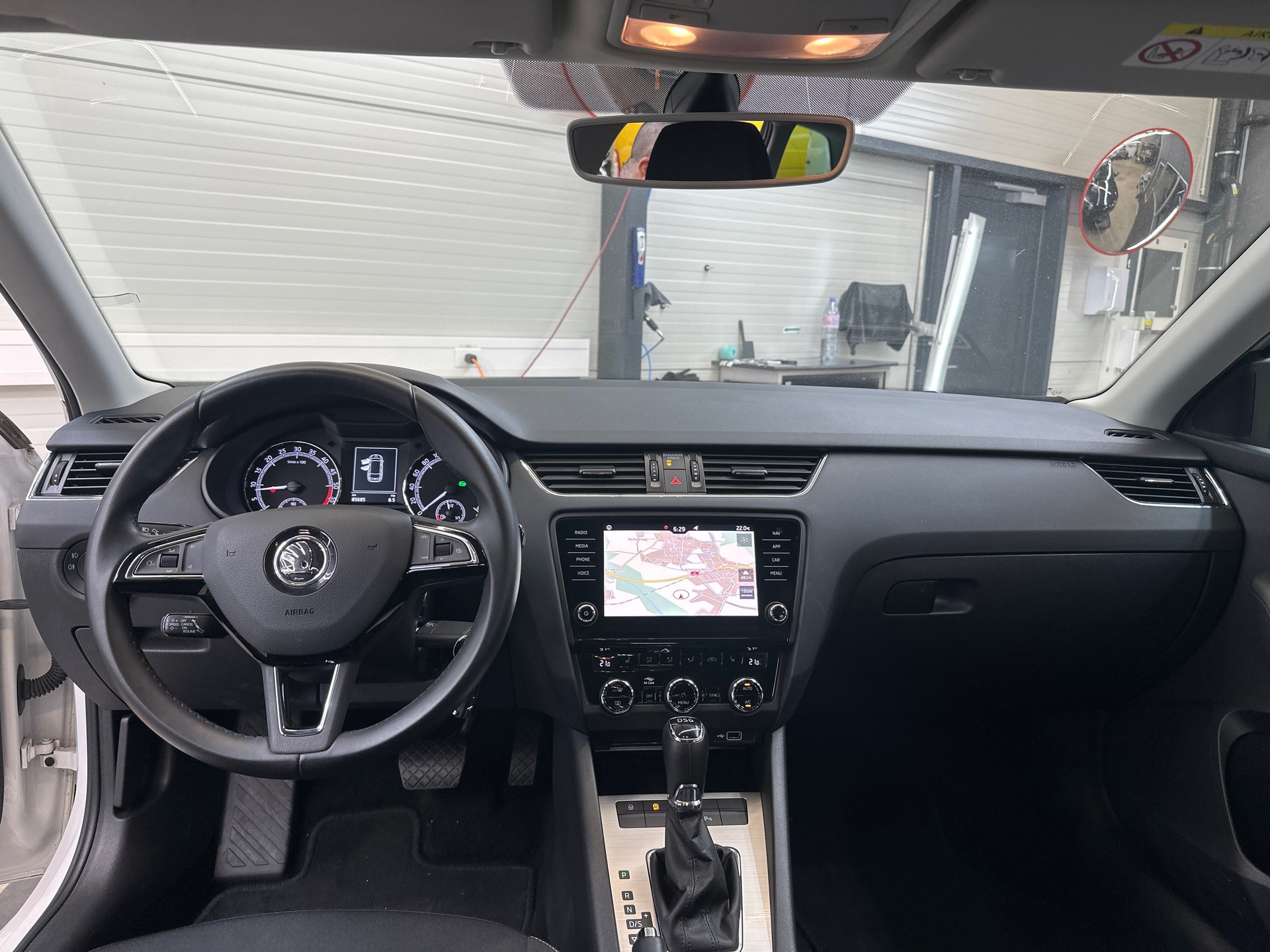 SKODA Octavia Combi 2.0 TDI Ambition DSG-image-9