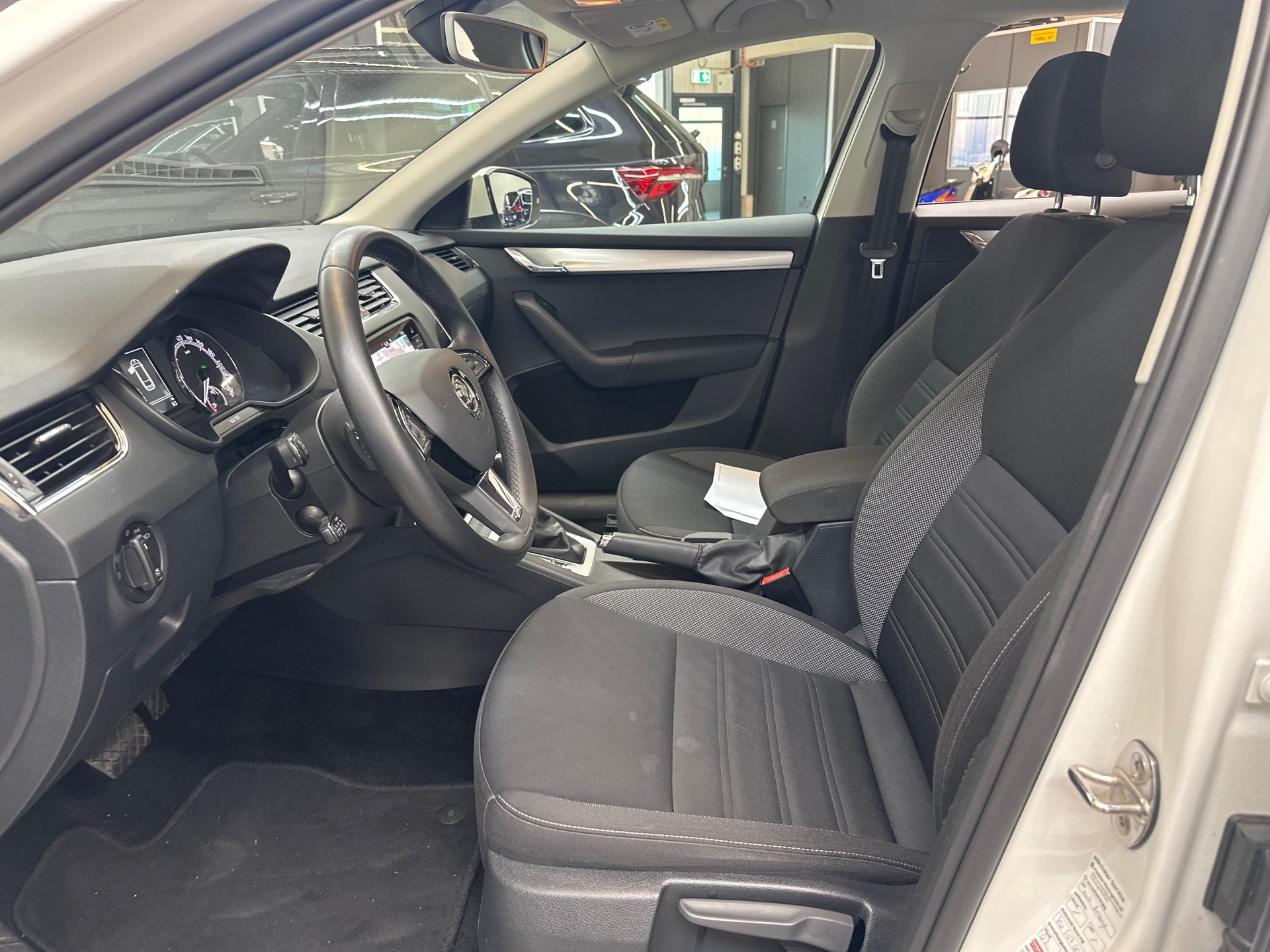 SKODA Octavia Combi 2.0 TDI Ambition DSG-image-8