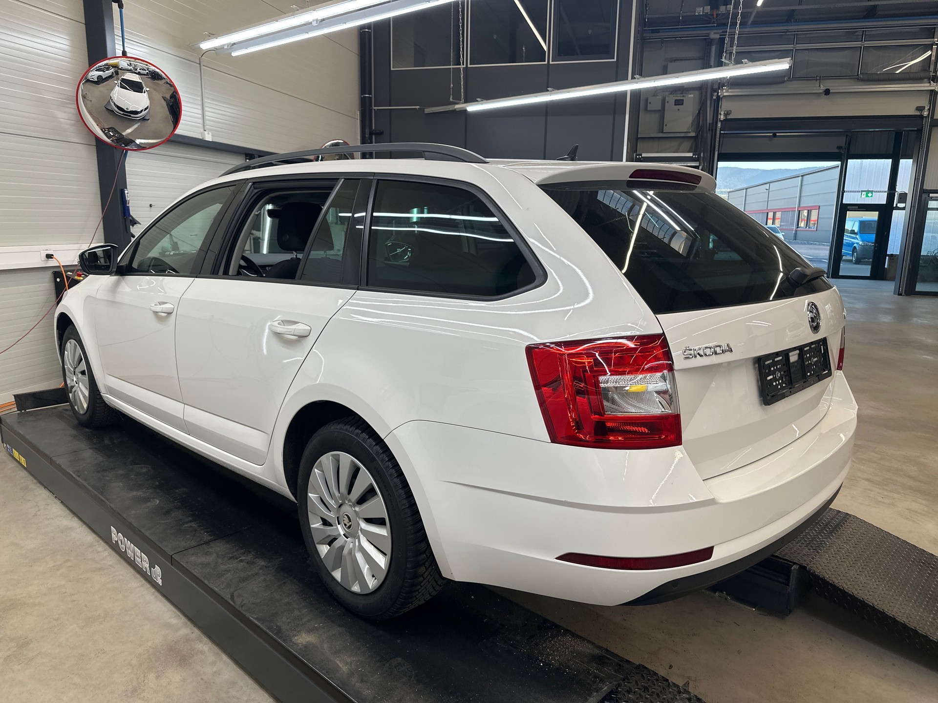 SKODA Octavia Combi 2.0 TDI Ambition DSG-image-3