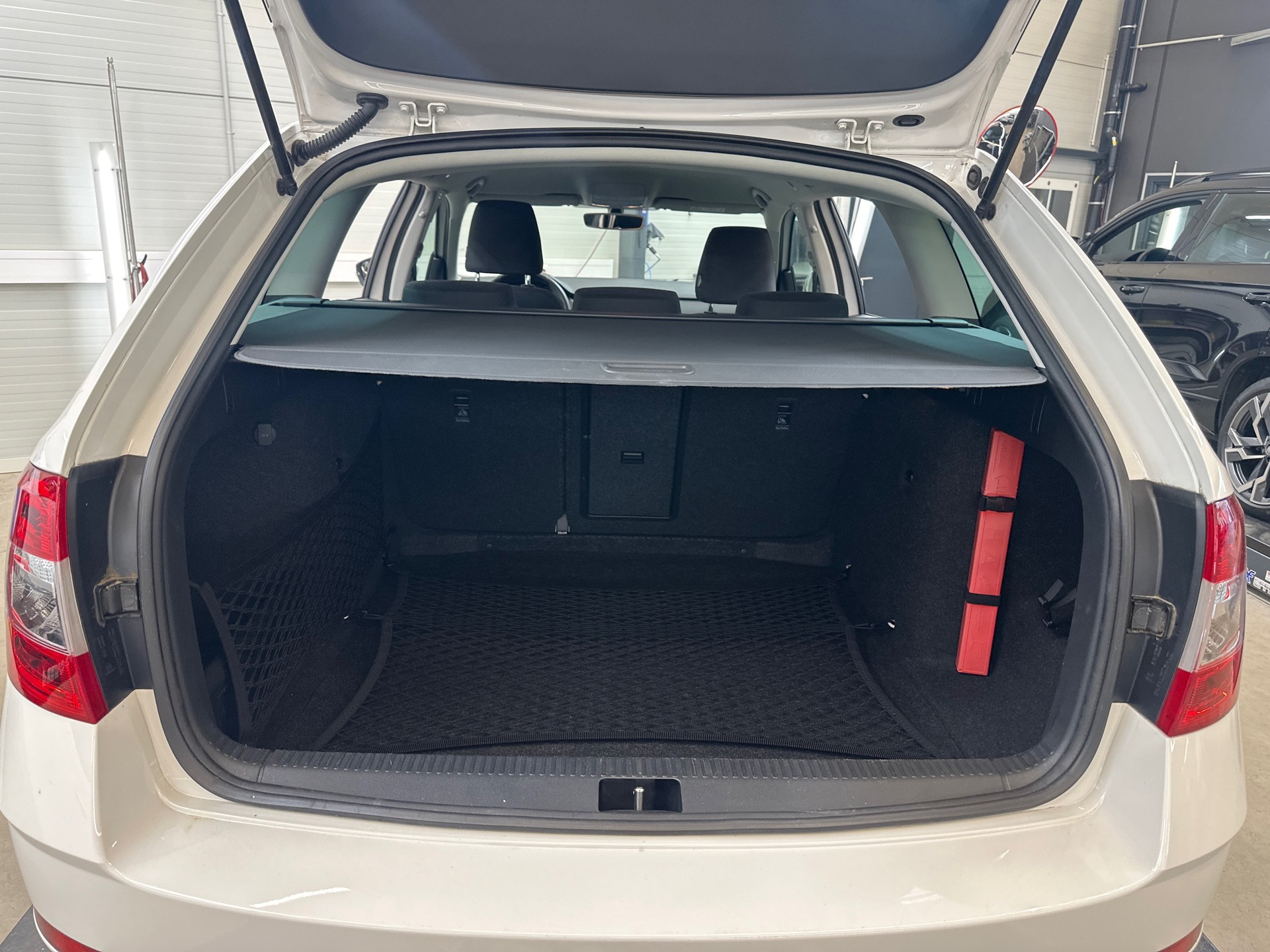 SKODA Octavia Combi 2.0 TDI Ambition DSG-image-13