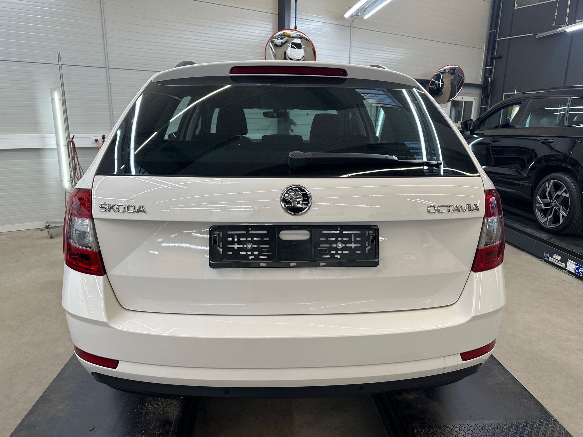 SKODA Octavia Combi 2.0 TDI Ambition DSG-image-4