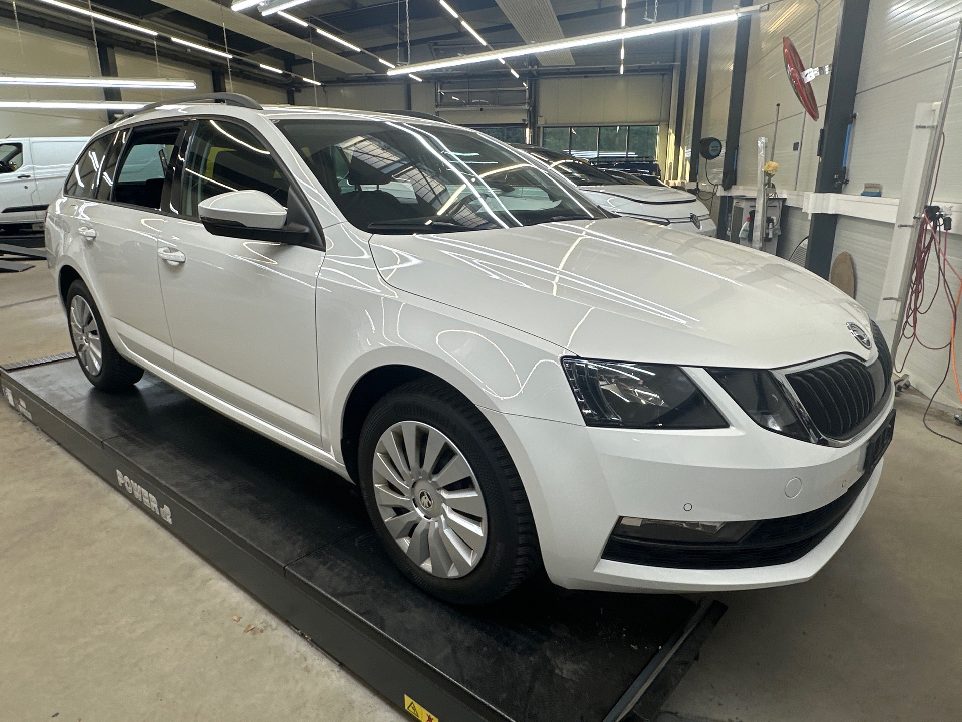 SKODA Octavia Combi 2.0 TDI Ambition DSG-image-1