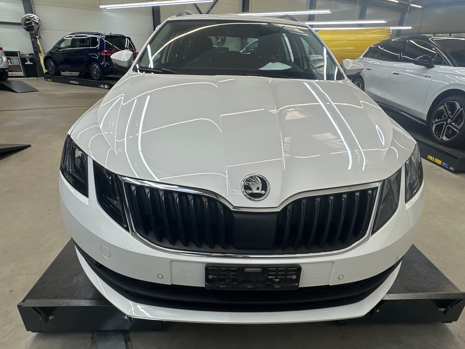 SKODA Octavia Combi 2.0 TDI Ambition DSG-image-2