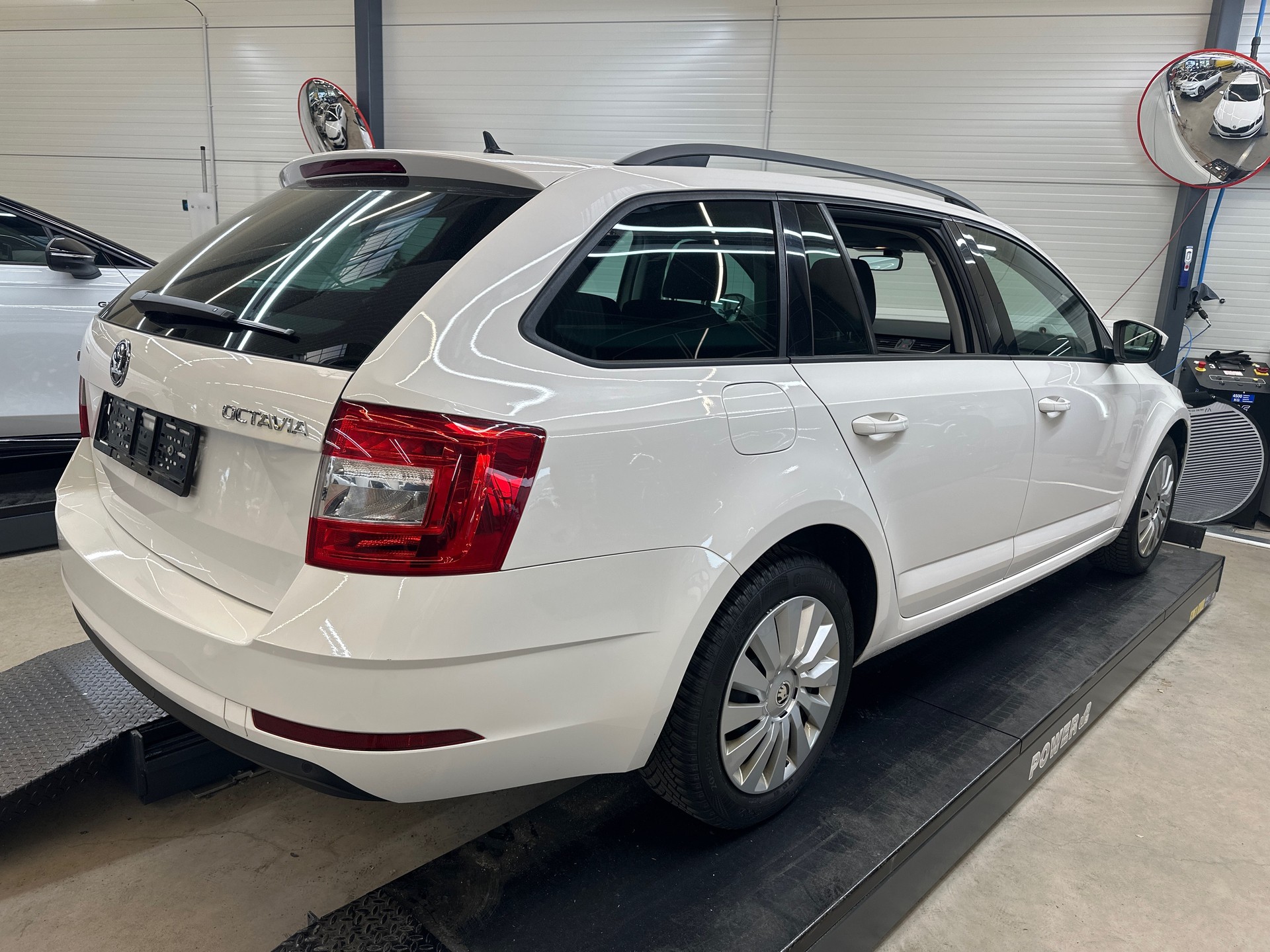 SKODA Octavia Combi 2.0 TDI Ambition DSG-image-5