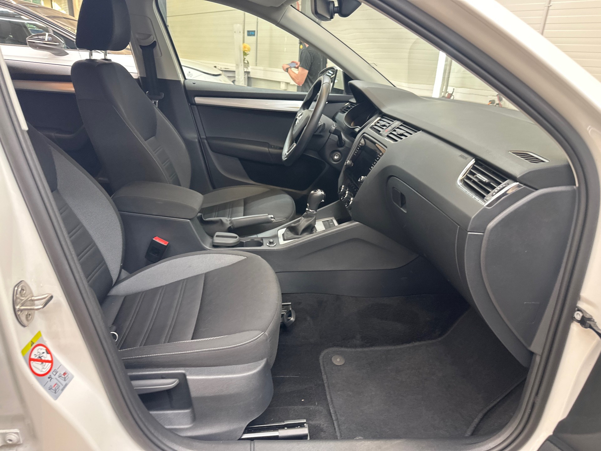 SKODA Octavia Combi 2.0 TDI Ambition DSG-image-12