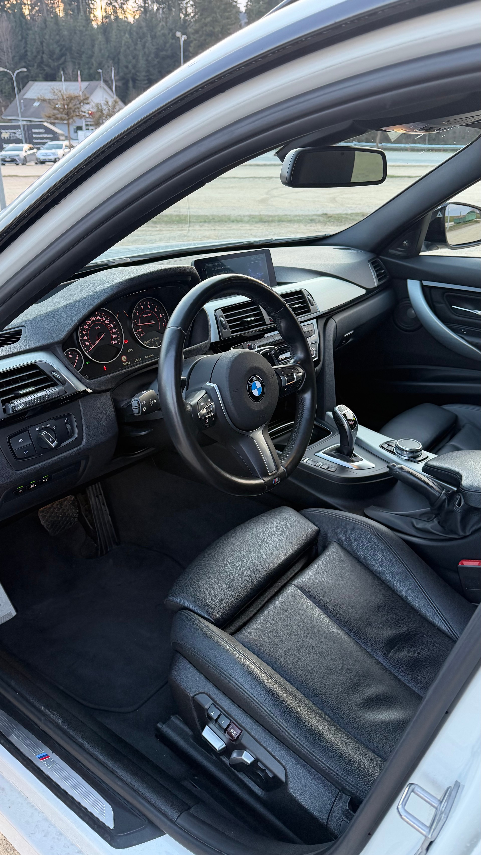 BMW 340i xDrive-image-4