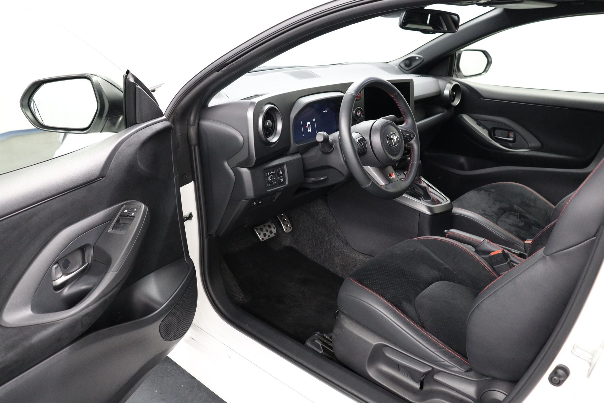 TOYOTA GR Yaris 1.6 Turbo Sport 4x4-image-2