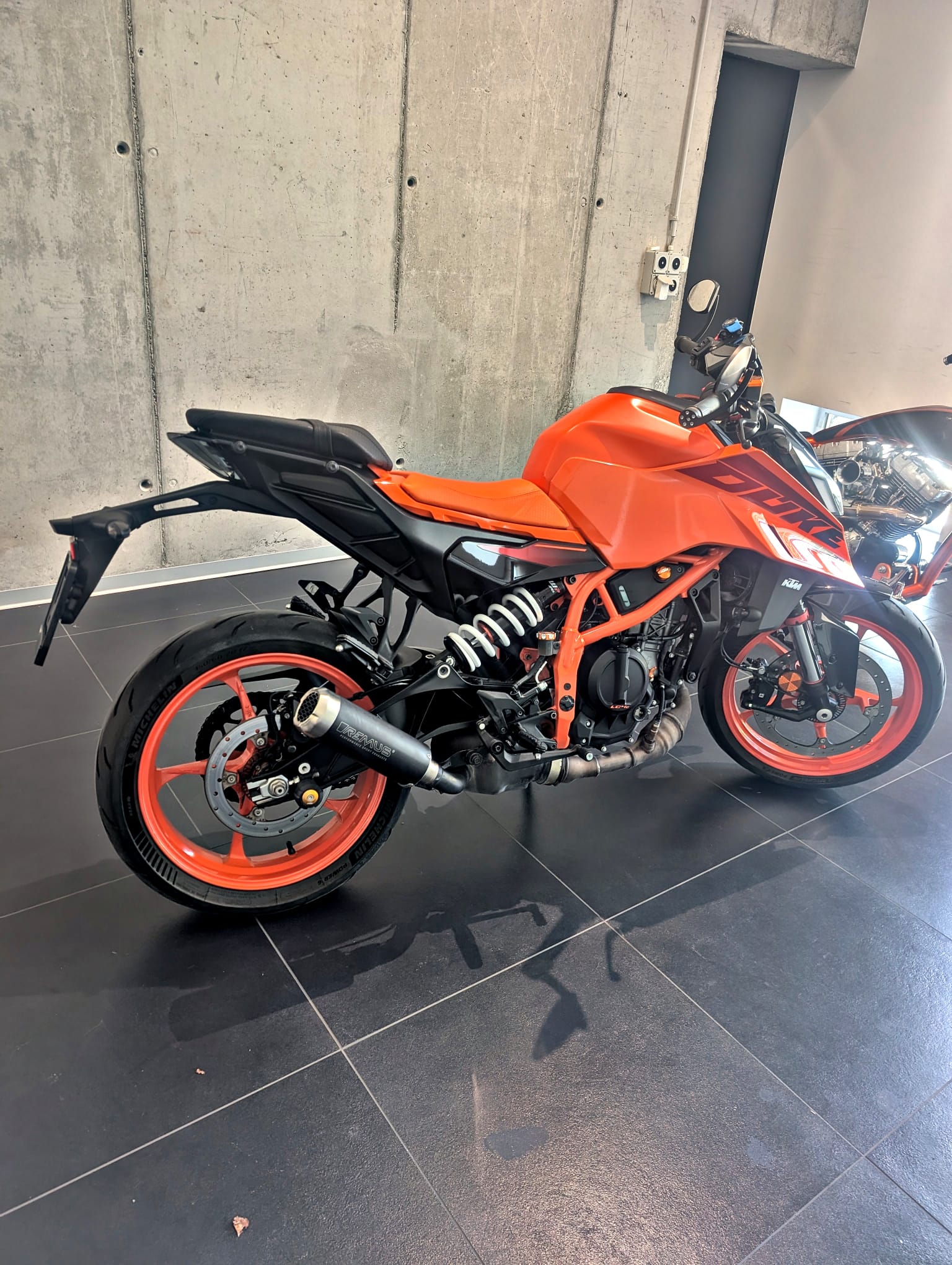 KTM 390 Duke-image-3