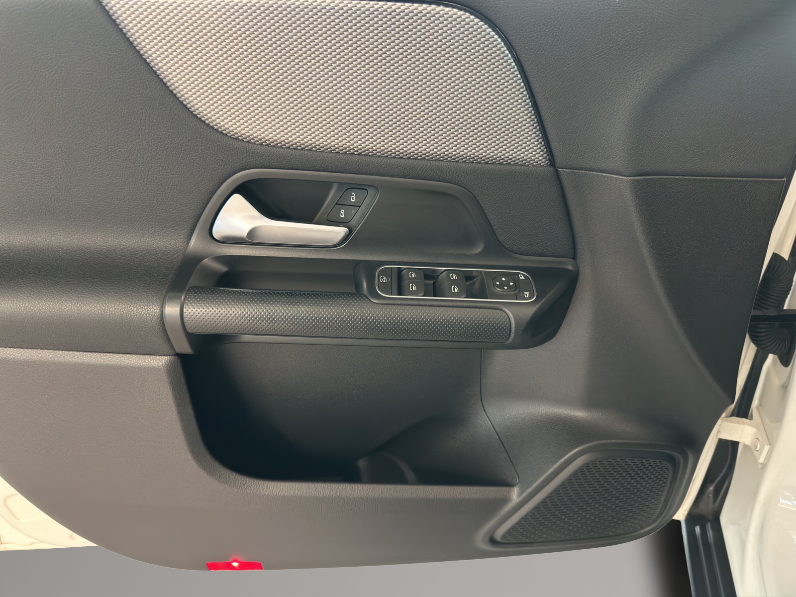 MERCEDES-BENZ B 180-image-12
