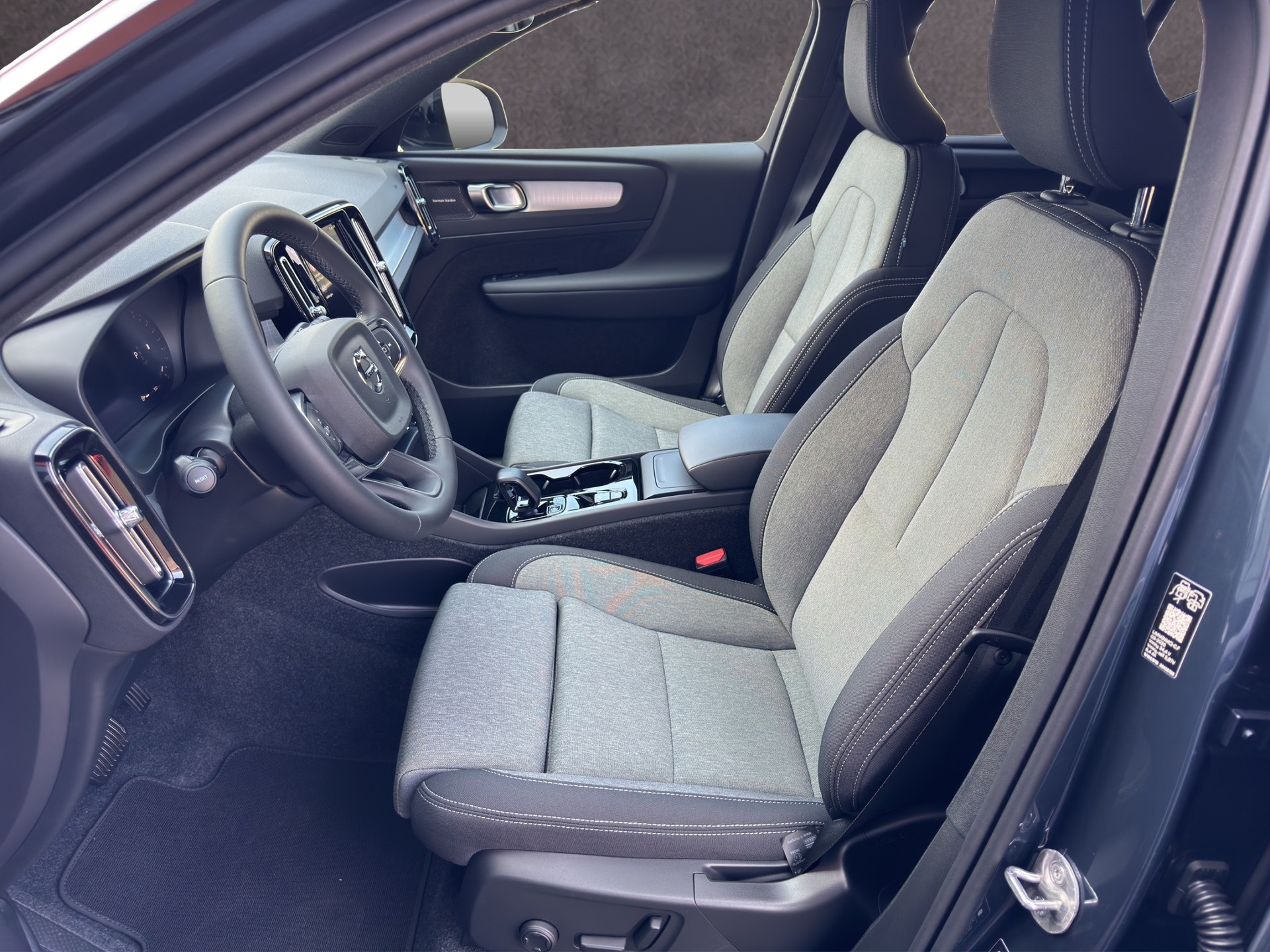 VOLVO XC40 2.0 B4 MH Black Edition-image-10