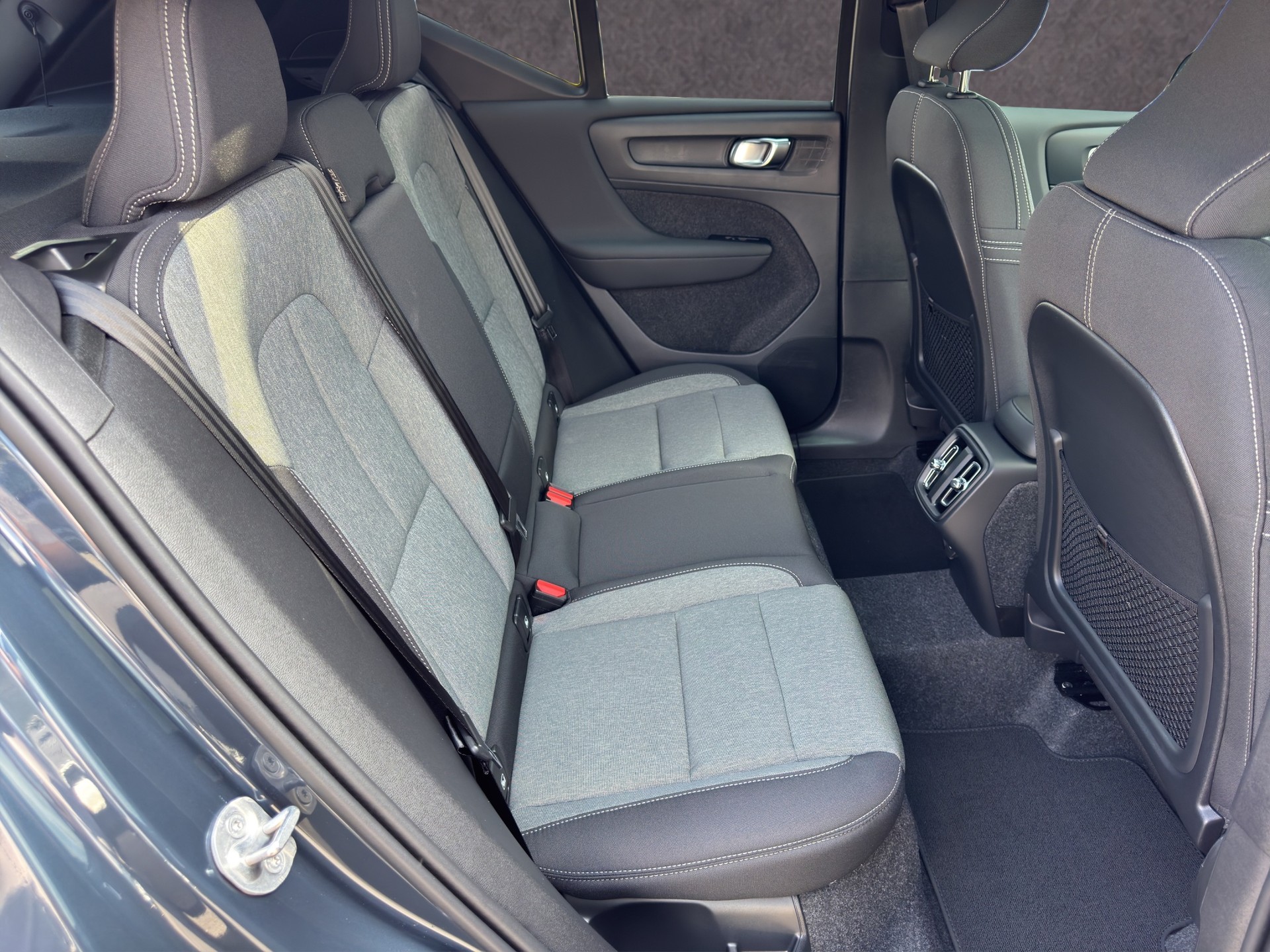 VOLVO XC40 2.0 B4 MH Black Edition-image-17