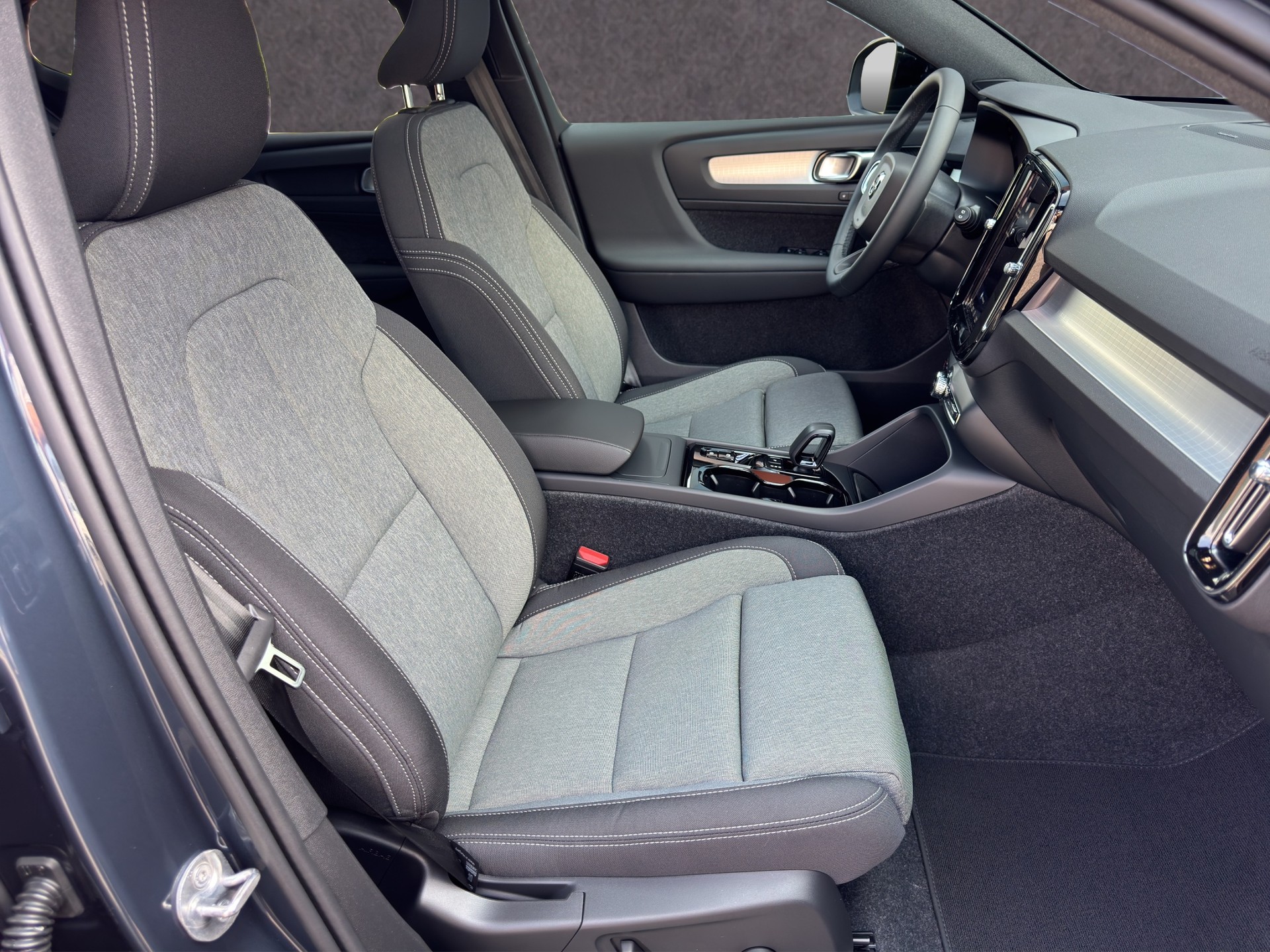 VOLVO XC40 2.0 B4 MH Black Edition-image-18