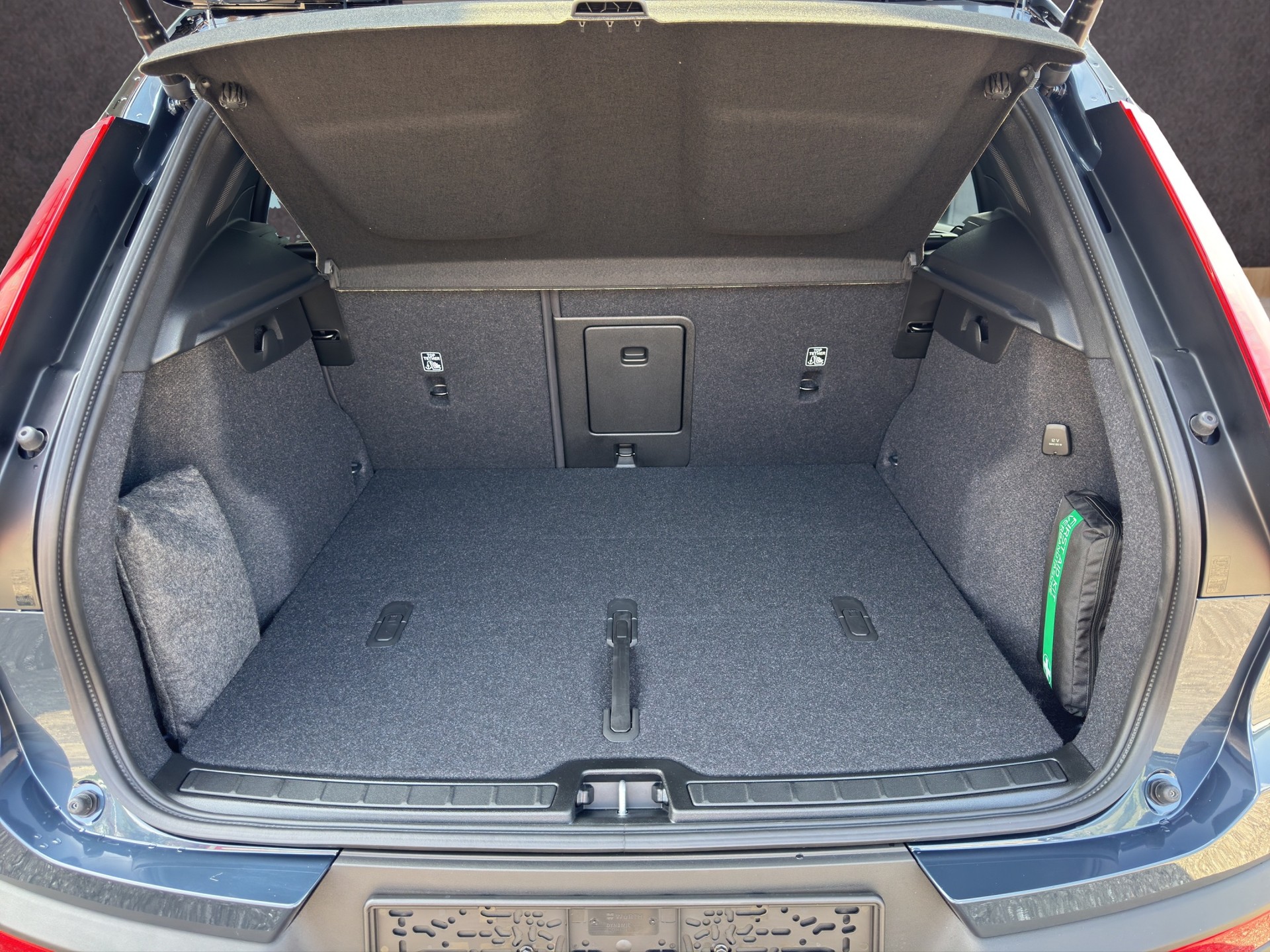 VOLVO XC40 2.0 B4 MH Black Edition-image-19
