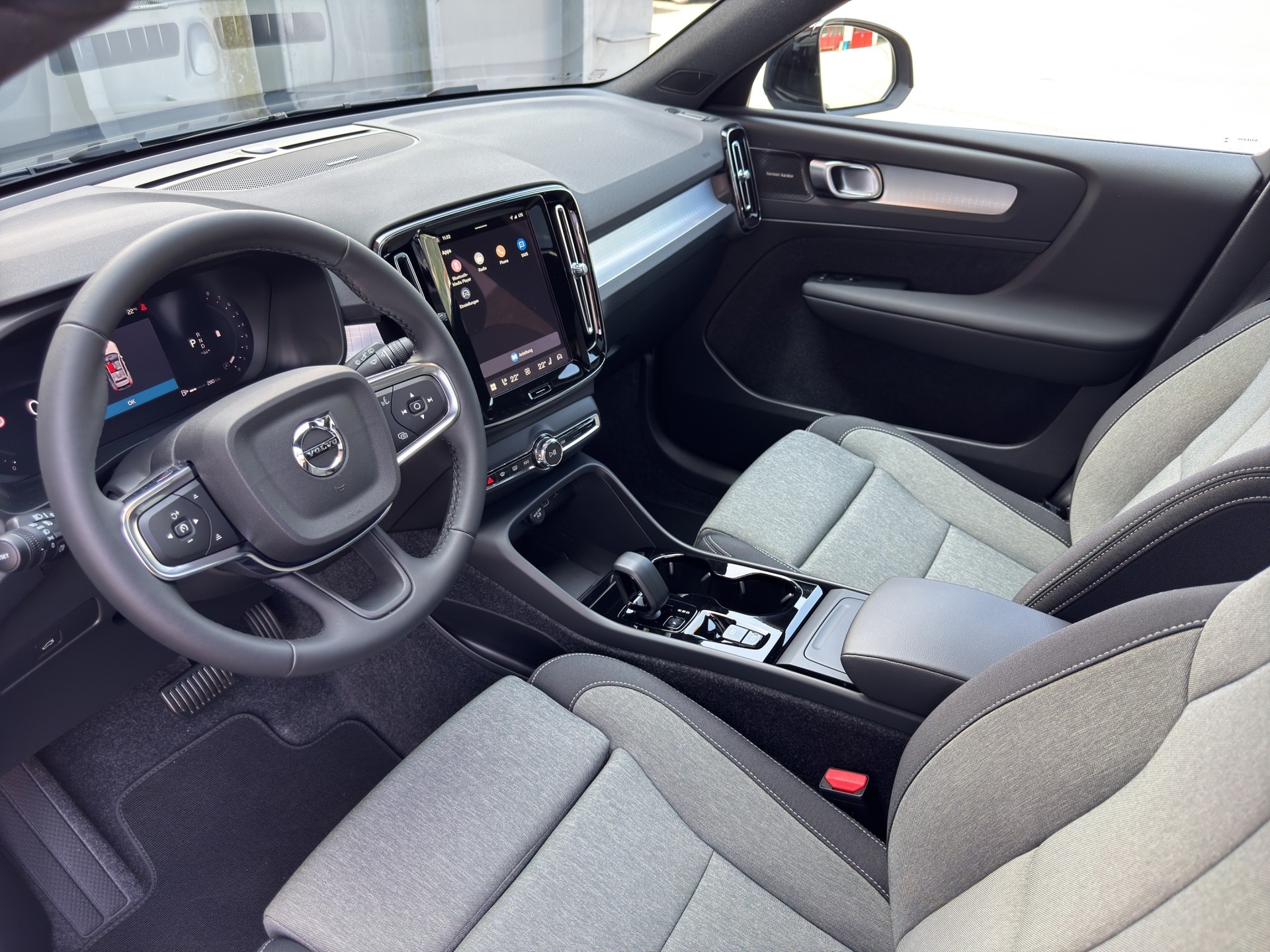 VOLVO XC40 2.0 B4 MH Black Edition-image-9