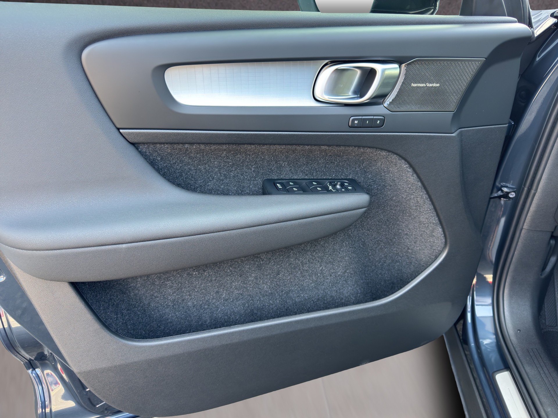 VOLVO XC40 2.0 B4 MH Black Edition-image-16