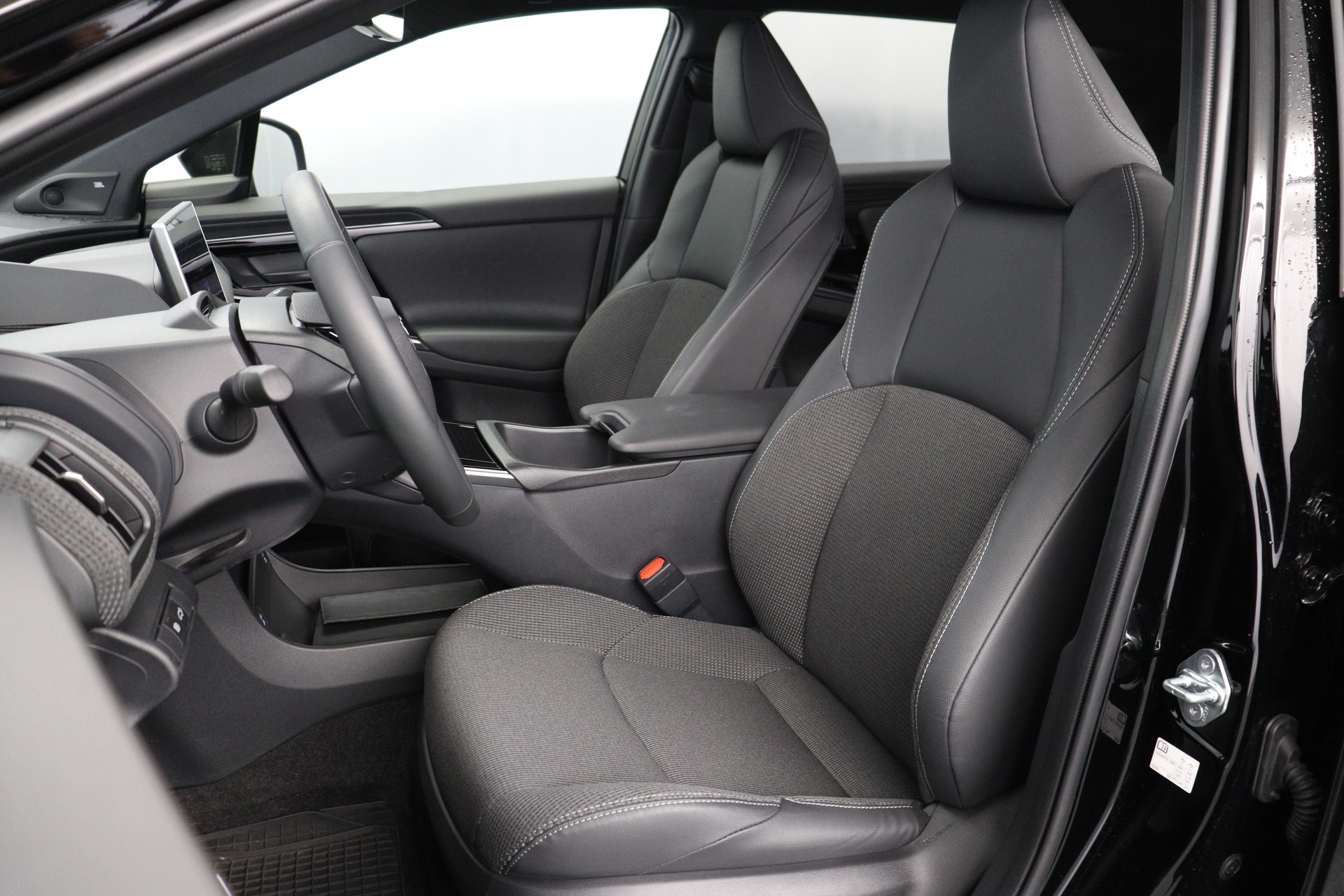 TOYOTA bZ4X Style AWD-showroom-element-2