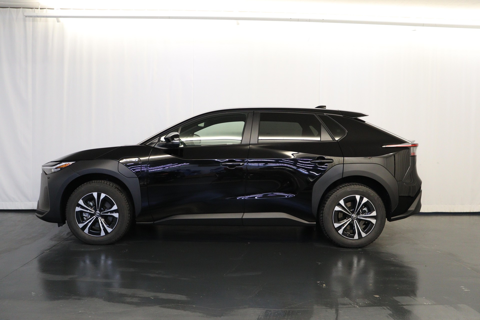 TOYOTA bZ4X Style AWD-showroom-element-3