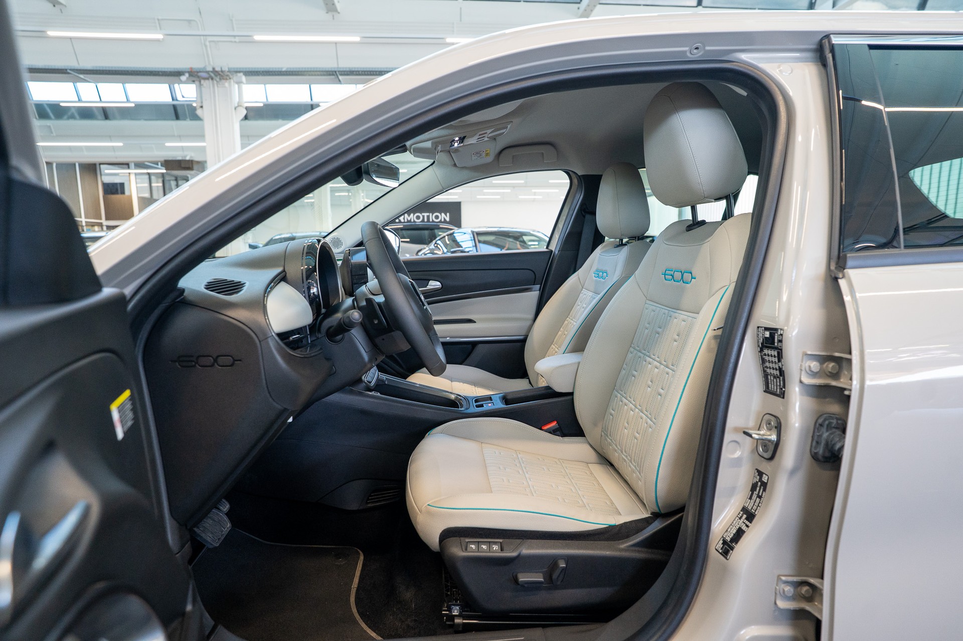 FIAT 600 1.2 Hybrid La Prima / Grigio Cappuccino / Ledersitze / Navi-image-11
