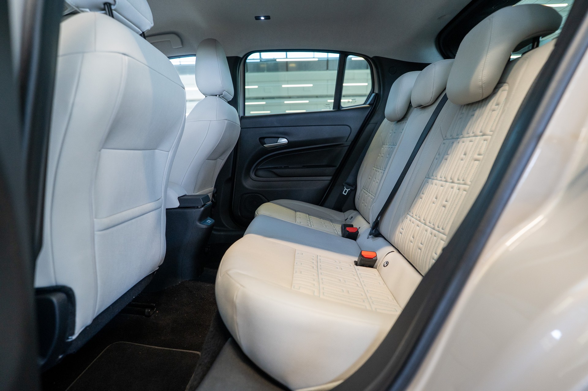 FIAT 600 1.2 Hybrid La Prima / Grigio Cappuccino / Ledersitze / Navi-image-14